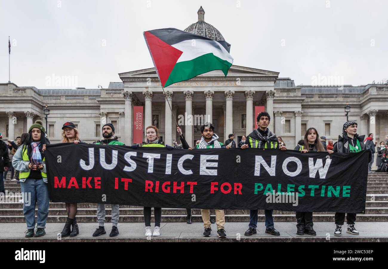 Ein riesiges Banner "GERECHTIGKEIT macht es JETZT richtig für Palästina" auf dem Trafalgar Square. Stockfoto