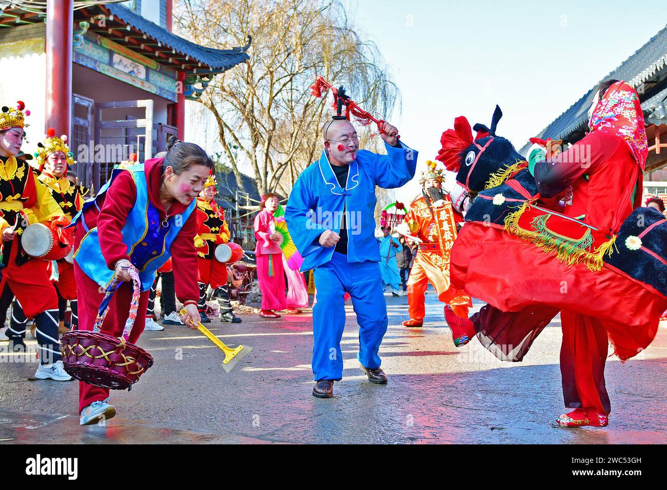 YANTAI, CHINA - 14. JANUAR 2024 - Volkskünstler führen lokale Volkskünstler auf, um das bevorstehende Frühlingsfest auf dem Oriental Culture Market in zu feiern Stockfoto