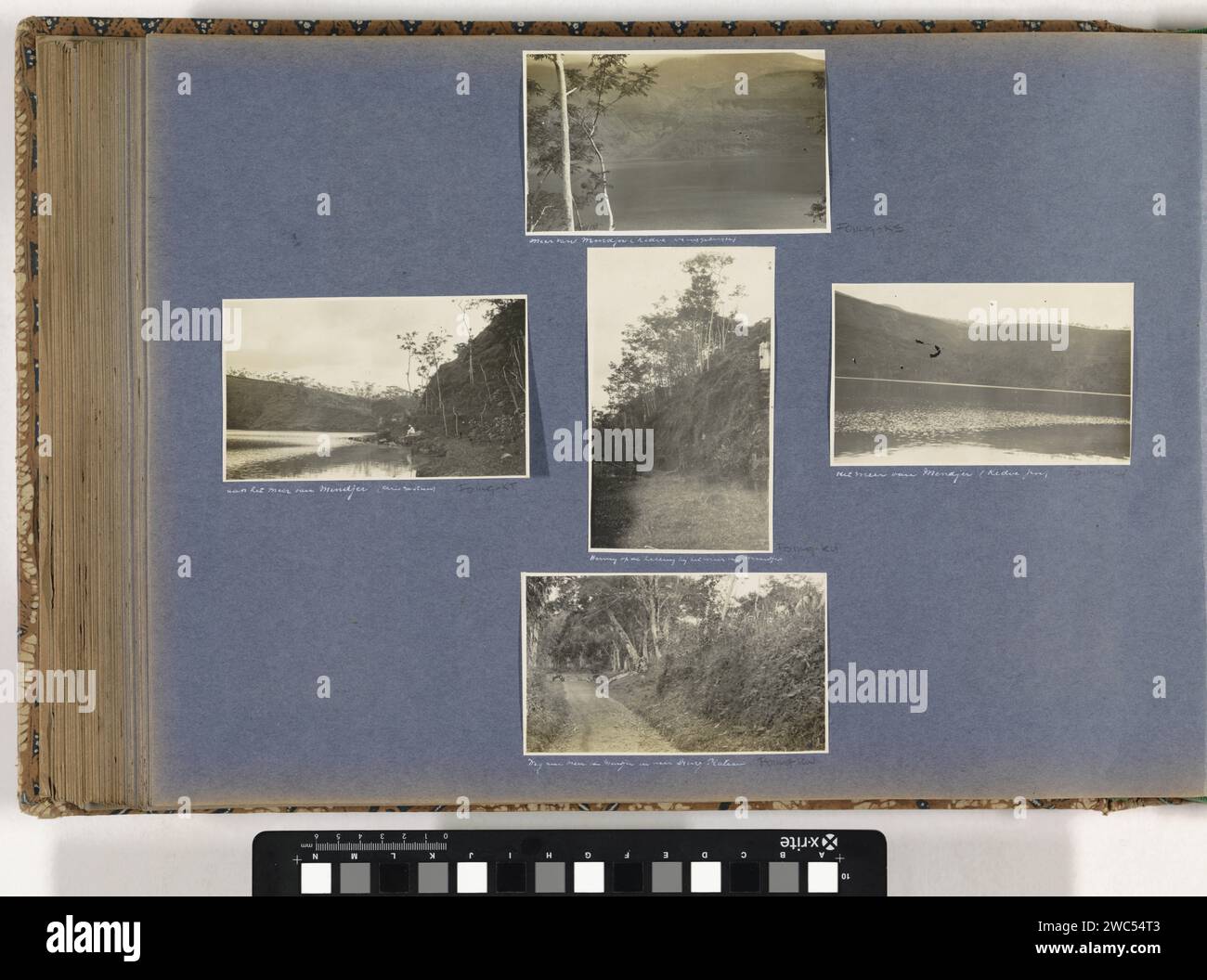 Man wird als „Chris (...)“ bezeichnet. Am Ufer des Mendjer-Sees im Dieneng-Gebirge sitzend, Anonym, ca. 1900 - ca. 1920 Fotografie Teil von Reisalbum mit Fotos von Aktivitäten und Sehenswürdigkeiten auf Sumatra und Java sowie von der Reise nach und von Niederländisch-Indien. Java-Papier. Fotografische Unterstützung Gelatine Silberdruck Lake Java Stockfoto