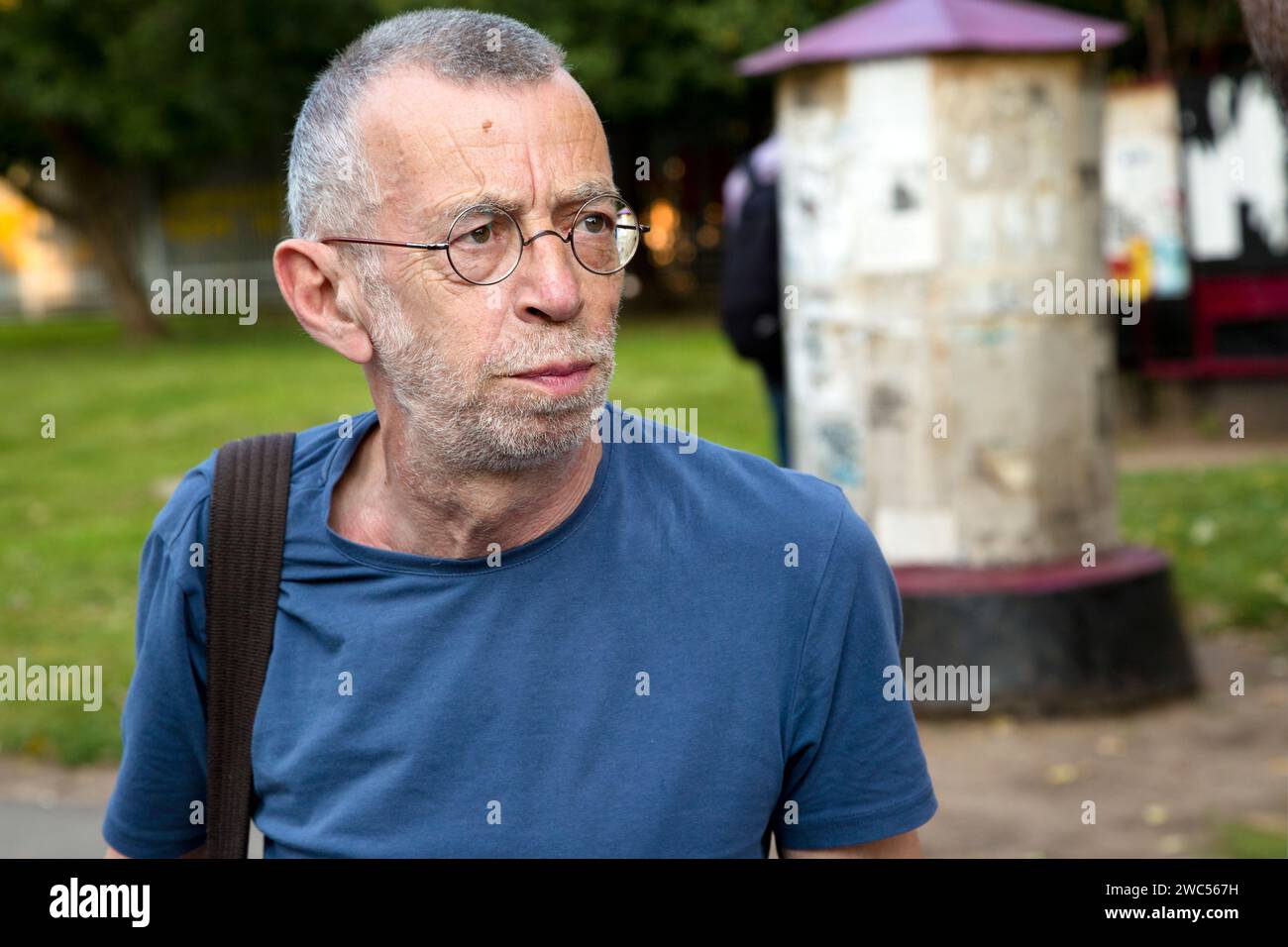 Moskau, Russland. 22. August 2013. Der Dichter Lew Rubinstein wird vor dem Hintergrund der Gedenkfeier für die Opfer der russischen Verfassungskrise von 1993 während einer Kundgebung am Tag der Nationalflagge der Russischen Föderation in Moskau gesehen Stockfoto