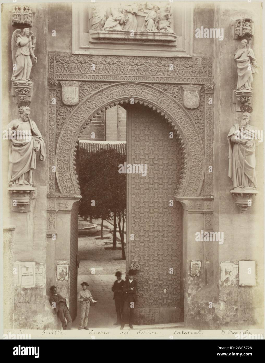 Tor der Vergebung (Puerta del Perdon) der Kathedrale von Sevilla, Emilio Beauchy, ca. 1860 - ca. 1880 Fotografie Teil von Reisalbum mit Fotos von Sehenswürdigkeiten in Spanien und Marokko. Sevilla-Karton. Papier. Fotostütze Albumendrucktor, Eingang Sevilla Stockfoto