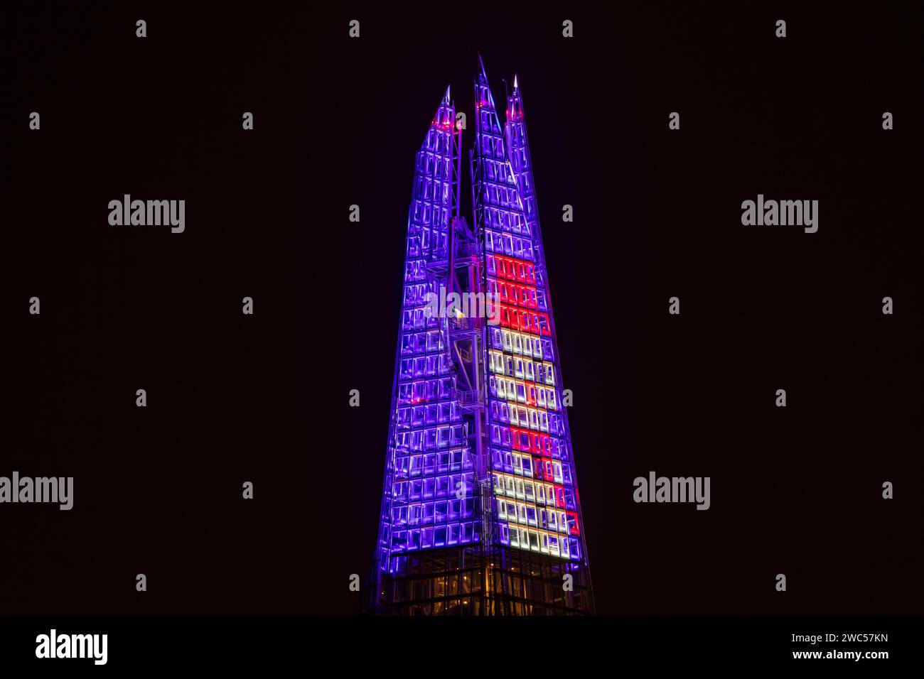 Schneemannbeleuchtung auf dem Shard, London, England. Das war Teil des Shard Lights 2023-Displays. Stockfoto