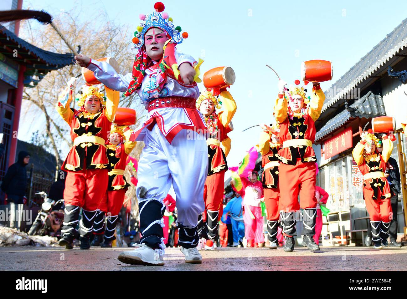 Yantai, China. Januar 2024. Volkskünstler führen lokale Bräuche auf, um das bevorstehende Frühlingsfest am 14. Januar 2024 auf dem Oriental Culture Market in Yantai, China, zu feiern. (Foto: Costfoto/NurPhoto) Credit: NurPhoto SRL/Alamy Live News Stockfoto