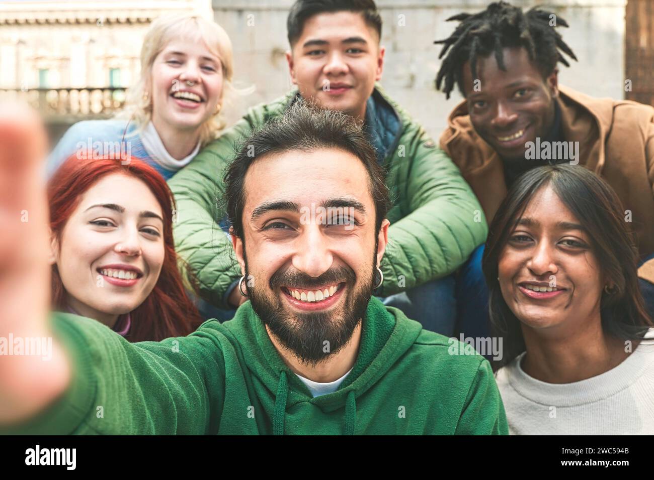 Gruppe verschiedener Freunde, die einen freudigen Moment in einem Selfie teilen. Stockfoto