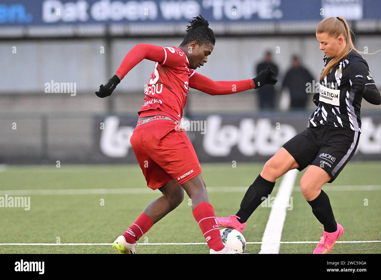 Zulte, Belgien. Januar 2024. Stephanie Gbogou (13) aus Zulte-Waregem und Anna Laetitia Szostak (17) aus Charleroi, die während eines Frauenfußballspiels zwischen SV Zulte - Waregem und Sporting du Pays de Charleroi am 13. Spieltag der Saison 2023 - 2024 der Belgischen Lotto Womens Super League gezeigt wurden; am Sonntag, den 13. Januar 2024 in Zulte, BELGIEN. Quelle: Sportpix/Alamy Live News Stockfoto