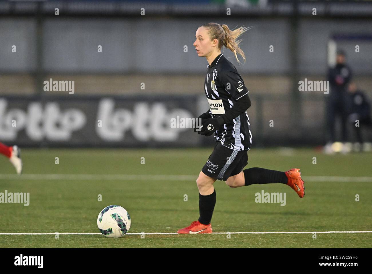 Zulte, Belgien. Januar 2024. Charlotte Catinus (20) von Charleroi, dargestellt während eines Frauenfußballspiels zwischen SV Zulte - Waregem und Sporting du Pays de Charleroi am 13. Spieltag der Saison 2023 - 2024 der belgischen Lotto Womens Super League, am Sonntag, den 13. Januar 2024 in Zulte, BELGIEN. Quelle: Sportpix/Alamy Live News Stockfoto