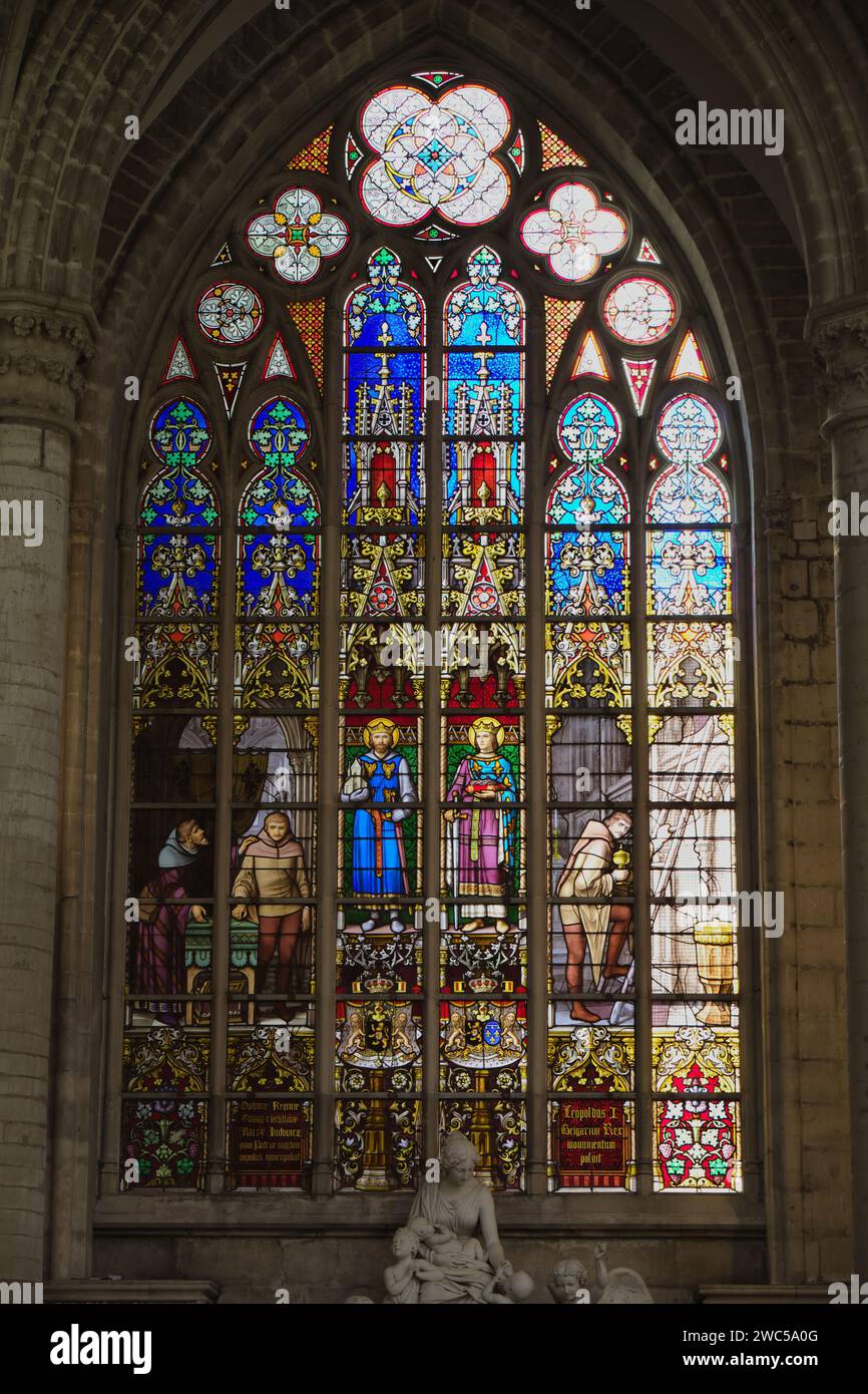 Göttliches Licht: Majestätisches Buntglasfenster der Kathedrale von Gent Stockfoto