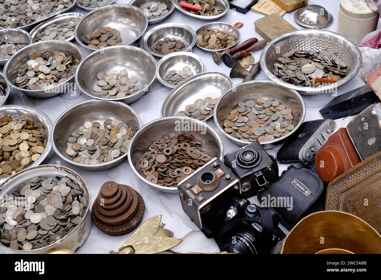 22. Dezember 2023, Verkauf von alten Münzen auf dem Außenmarkt während der Ausstellung von alten Münzen in Pune, Maharashtra, Indien. Stockfoto
