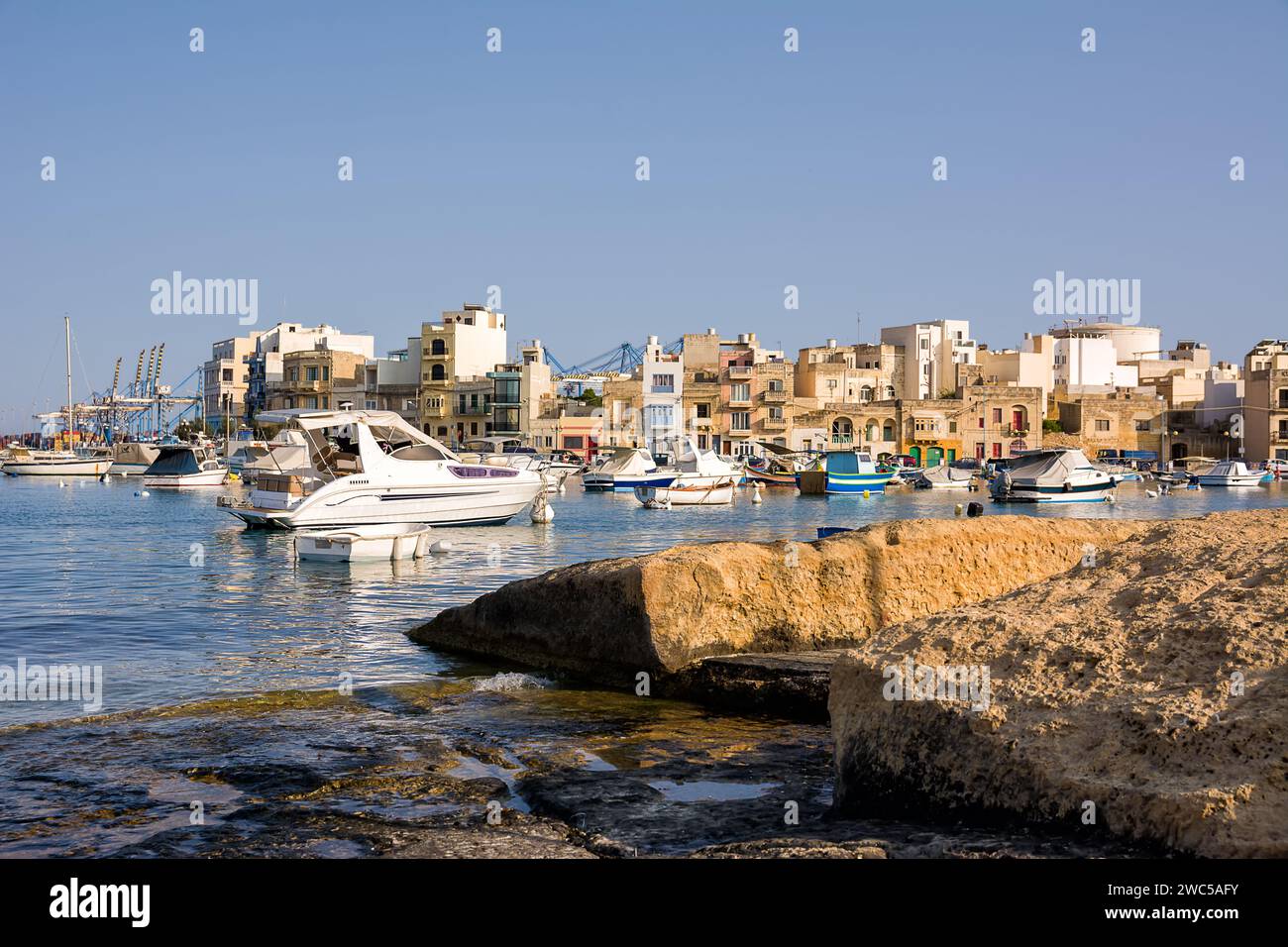 Blick über einen Teil des Marsaxlokk Harbor auf der Insel Malta Stockfoto