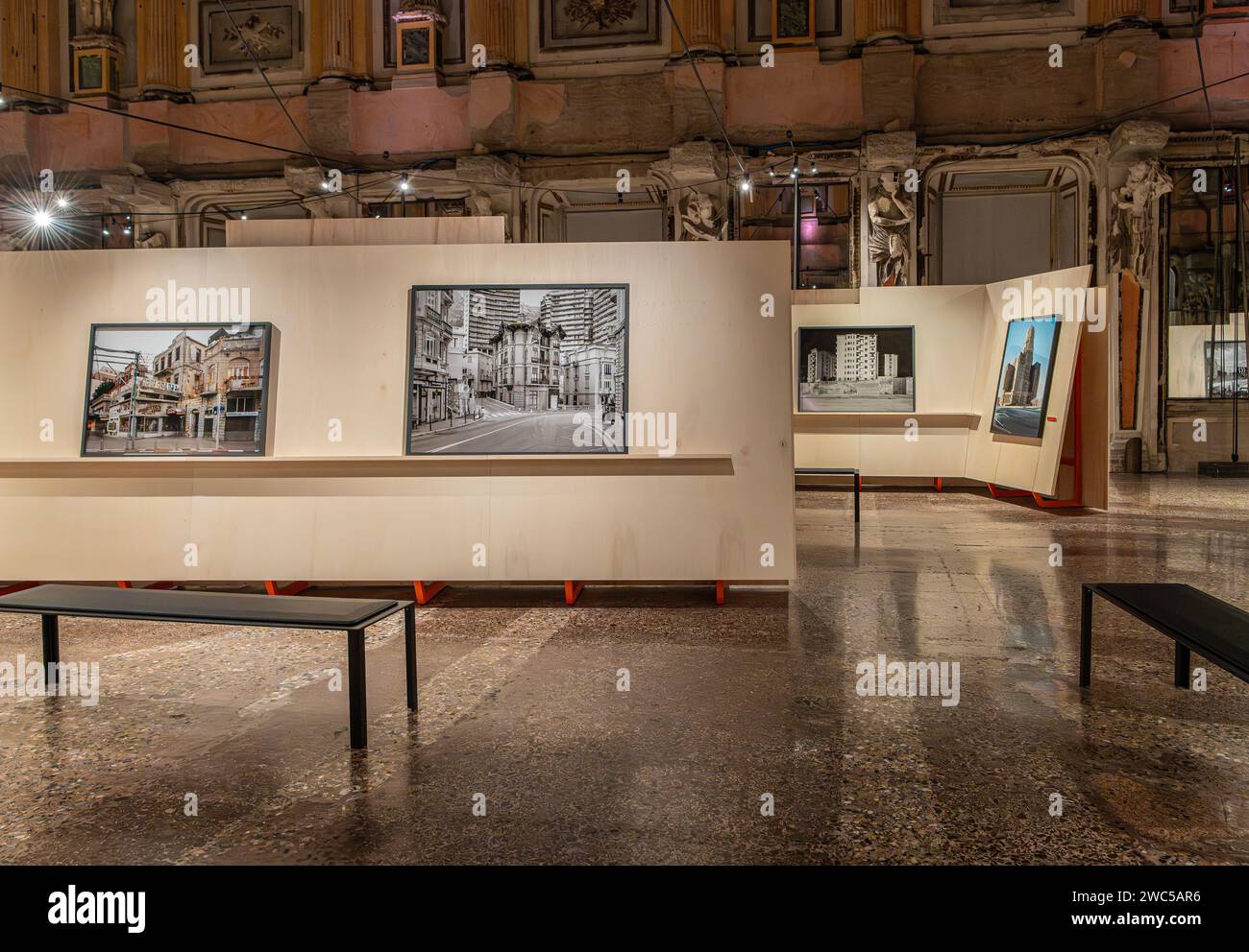 Eine Ausstellung des italienischen Fotografen Gabriele Basilico (1944 - 2013) - (urbane zeitgenössische Landschaften) - im Palazzo reale in Mailand, Italien. Stockfoto
