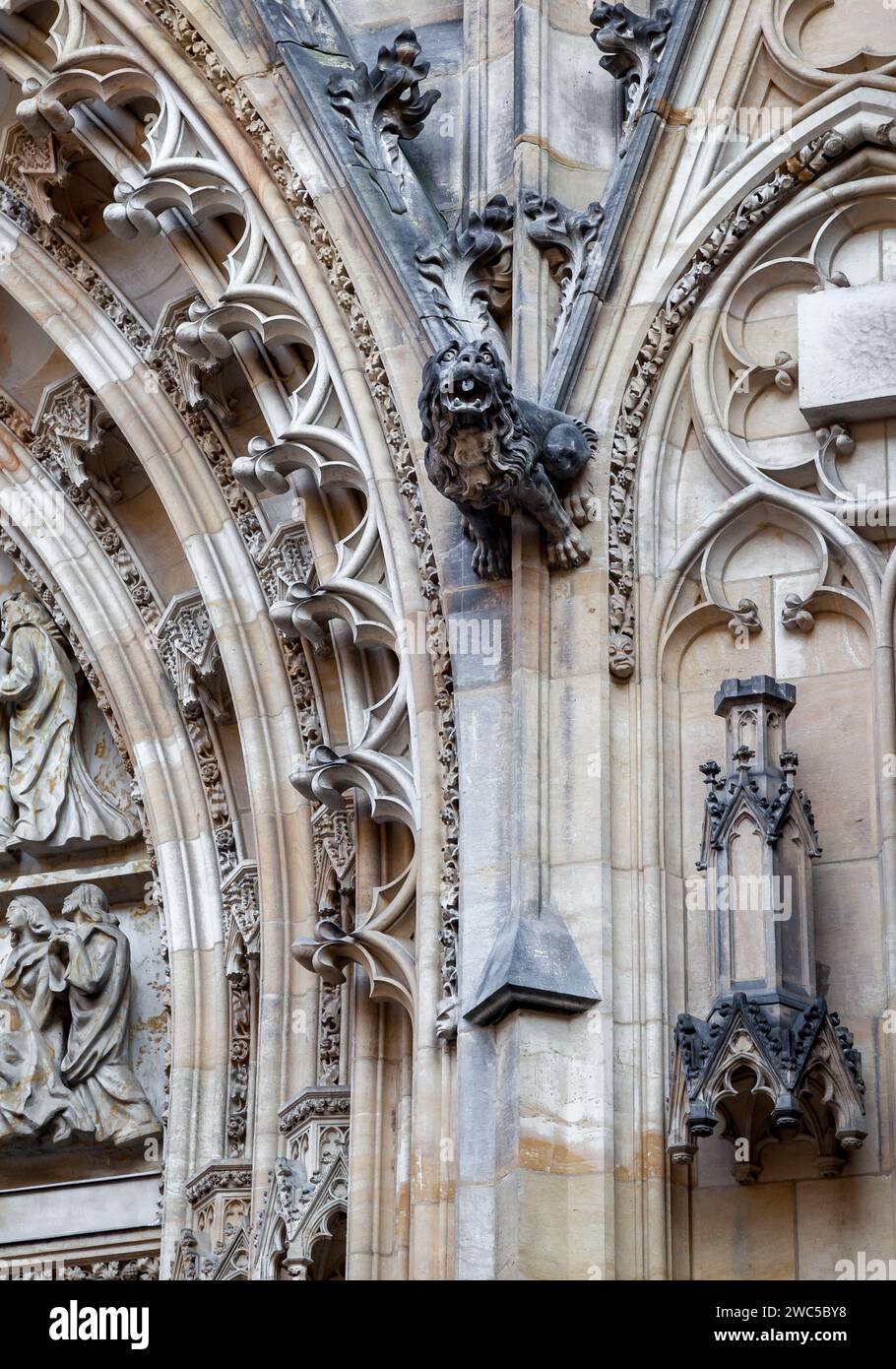 Gotischer Gargoyle am Veitsdom Prag. Sepia Stockfoto