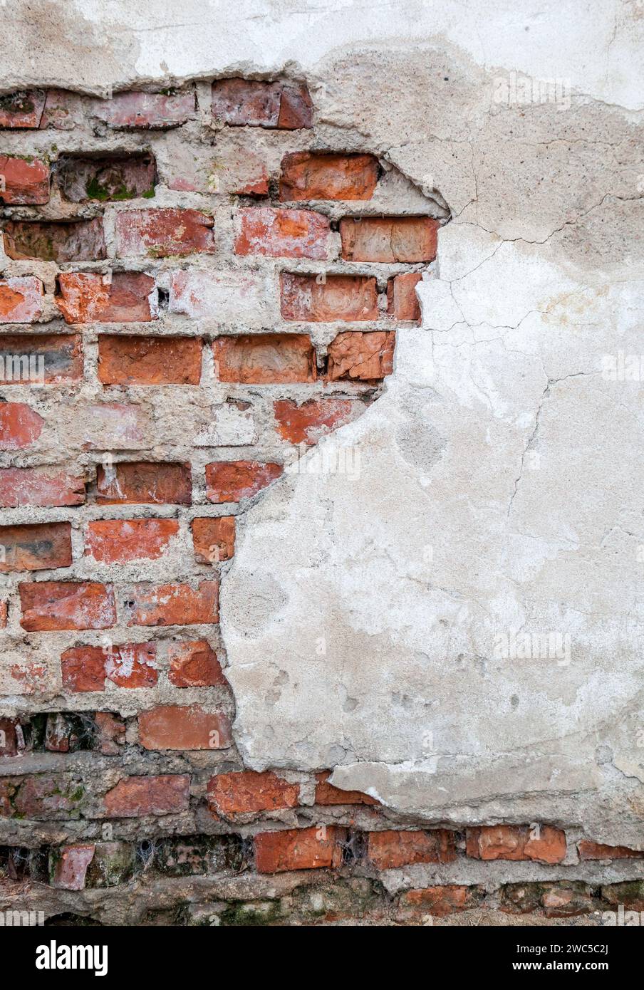 In der Nähe der alten Mauer mit Mauerwerk unter Putz Stockfoto In der Nähe der alten Mauer mit Mauerwerk unter Putz Stockfoto