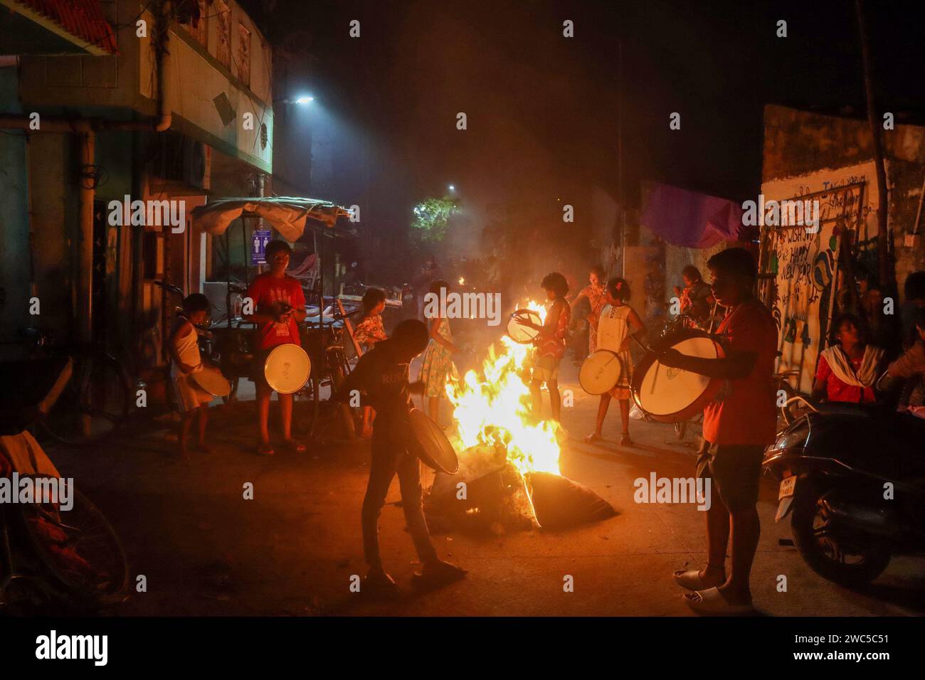 Chennai, Indien. Januar 2024. Bhogi Pandigai (Festival) wird in Tamil Nadu, Andhra Pradesh, Telangana, Karnataka und Maharashtra gefeiert. In den südstaaten Indiens als erster Tag des viertägigen Erntefestes von Pongal. Es ist der Tag, an dem alles Alte weggeworfen wird und damit neues Glück und Wohlstand in das Leben der Menschen gebracht werden. Am Tag des Bhogi Pandigai stehen die Menschen früh morgens auf, normalerweise vor Sonnenaufgang und zünden ein Lagerfeuer, das als „Bhogi Mantalu“ bekannt ist, mit Holz und anderen festen Brennstoffen. Quelle: Seshadri SUKUMAR/Alamy Live News Stockfoto