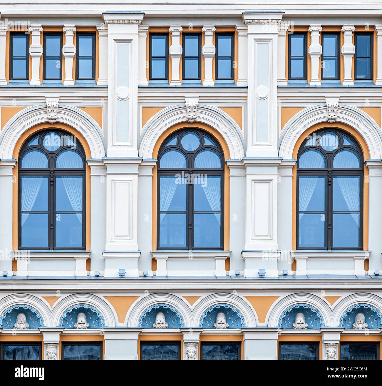 Architekturdetails, Fenster eines alten Gebäudes, Prag, Tschechische Republik Stockfoto Architekturdetails, Fenster eines alten Gebäudes, Prag, Tschechische Republik Stockfoto