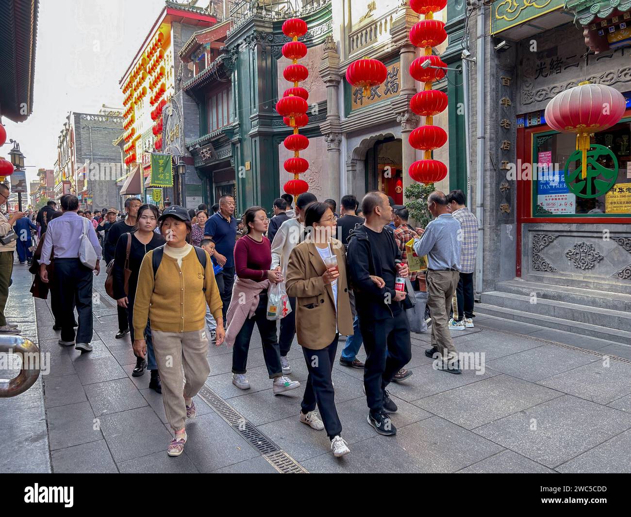 Peking, China, große Menschenmassen, chinesische Touristen, die in der traditionellen Nachbarschaft sind, Qianmen Viertel, chinesen Frauen, die auf der belebten Straße laufen Stockfoto