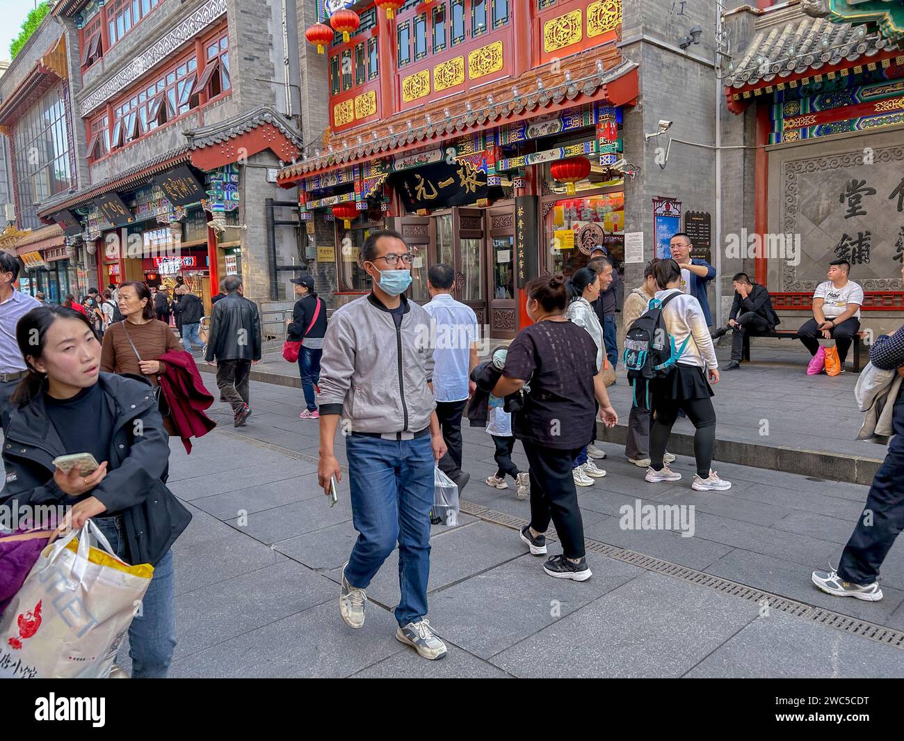Peking, China, große Menschenmassen, chinesische Touristen, die in der traditionellen Nachbarschaft sind, Qianmen Viertel, geschäftige Straßenszene Stockfoto