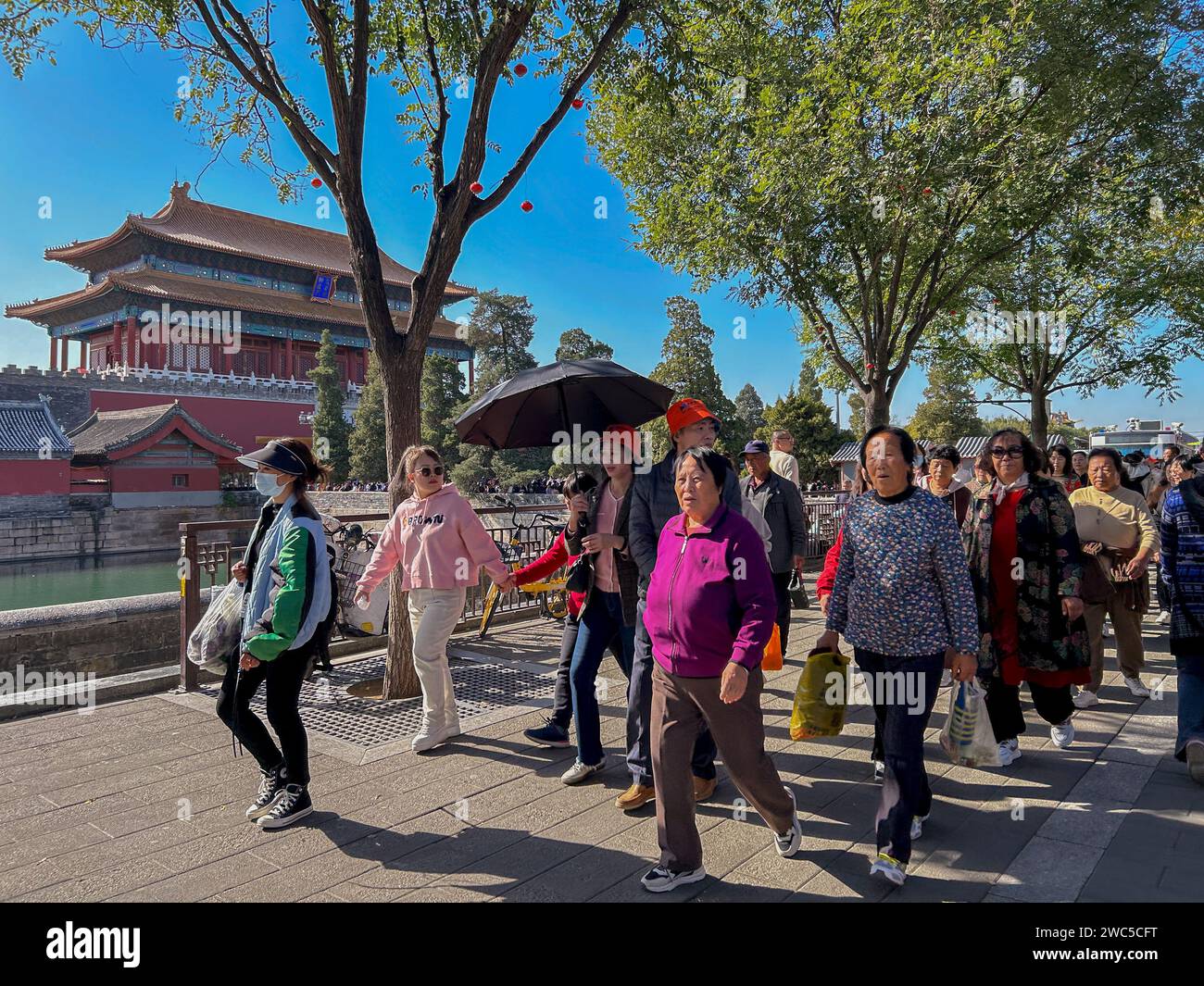 Peking, China, Medium Crowd, Chinesen besuchen Verbotene Stadt, Dongchen, in der Altstadt, geschäftige Straßenszene Stockfoto