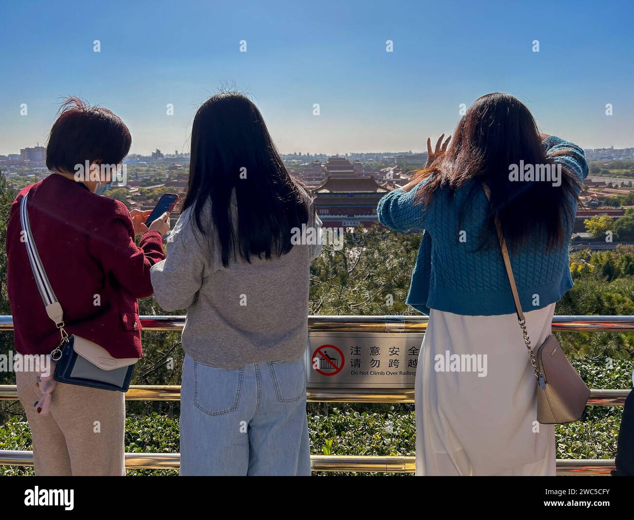 Peking, China, chinesische Teenager Mädchen, Besuch Urban Park, Jingshan Park Viertel, Verbotene Stadt Landcape Stockfoto