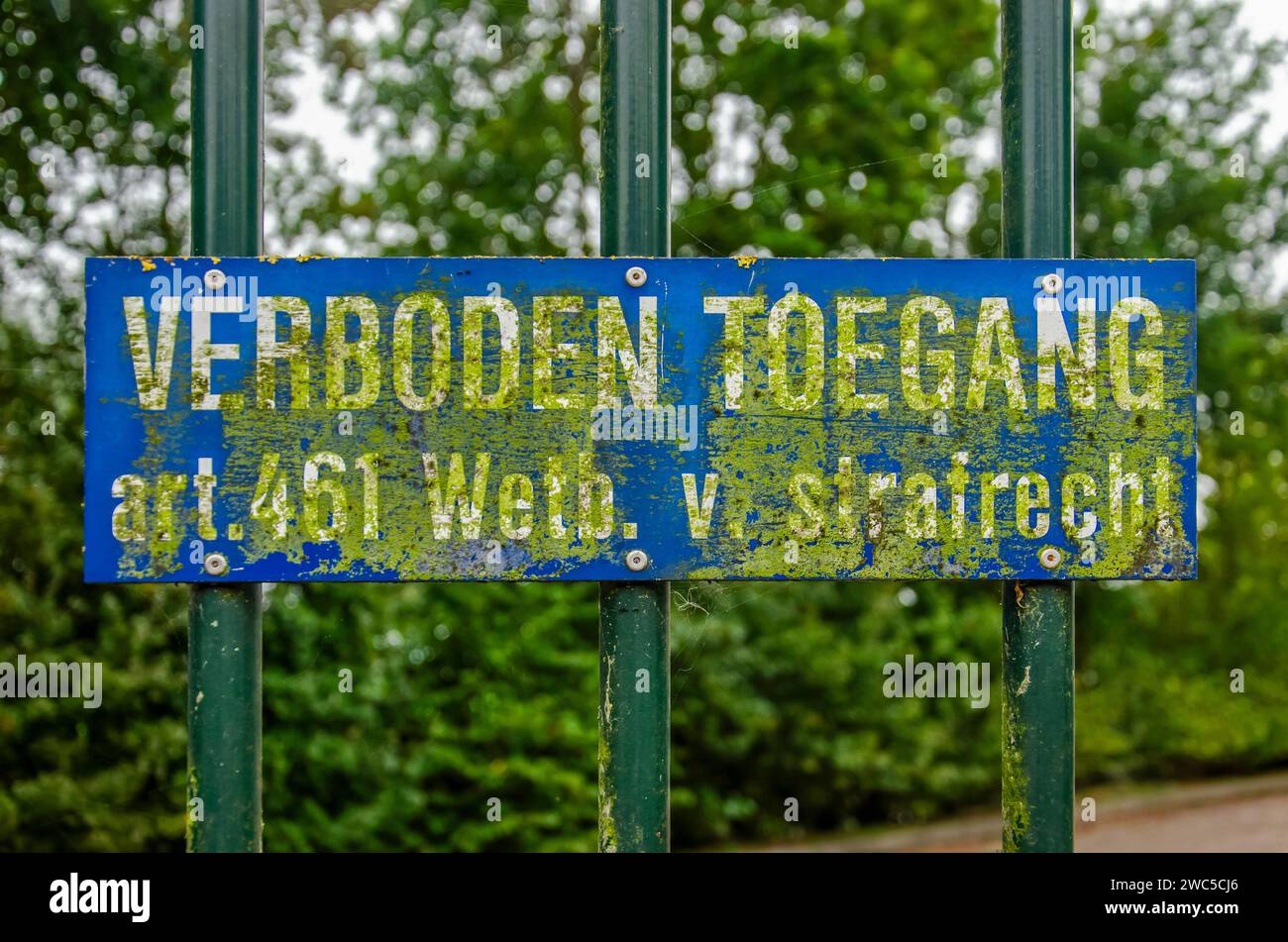 Woerden, Niederlande, 8. Oktober 2023: Zaun mit einem Schild, bedeckt mit Flechten, das auf Niederländisch die Einreise verbietet Stockfoto