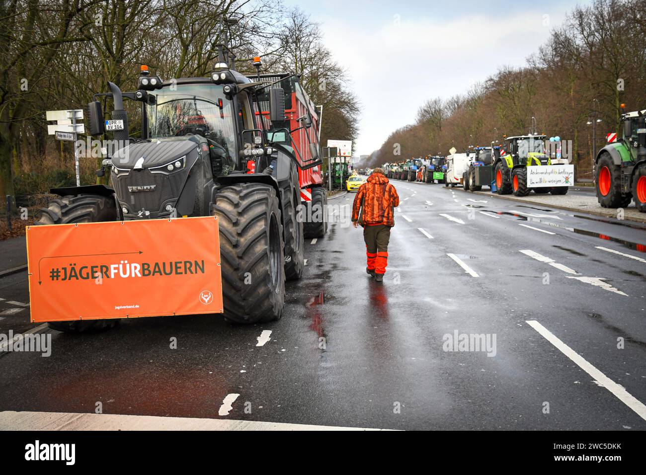 Berlin, Deutschland. 14. januar 2024. Bauern und Trucker protestieren am Brandenburger Tor gegen Subventionskürzungen. Quelle: Pmvfoto/Alamy Live News Stockfoto