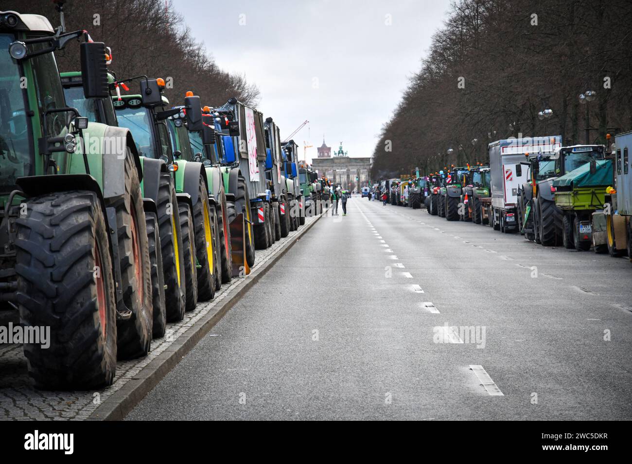 Berlin, Deutschland. 14. januar 2024. Bauern und Trucker protestieren am Brandenburger Tor gegen Subventionskürzungen. Quelle: Pmvfoto/Alamy Live News Stockfoto