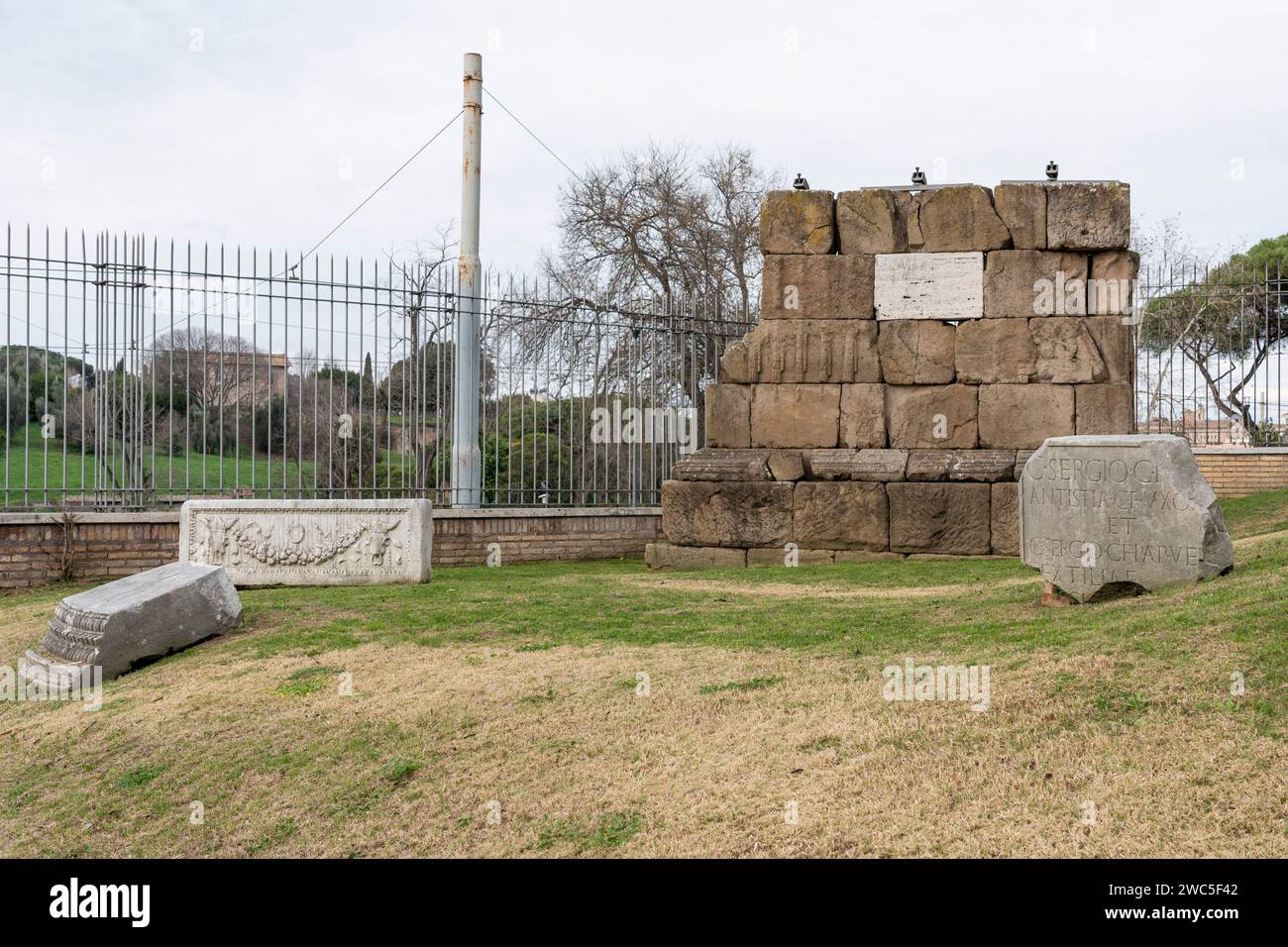 11. Januar 2024, Rom, Italien: Während der Eröffnung des Archäologischen Parks von Celio und des â€˜Forma Urbis Museum' (Credit Image: © Stefano Costantino/SOPA images via ZUMA Press Wire) werden Marmorblöcke aus dem antiken Rom geschnitzt. Nicht für kommerzielle ZWECKE! Stockfoto