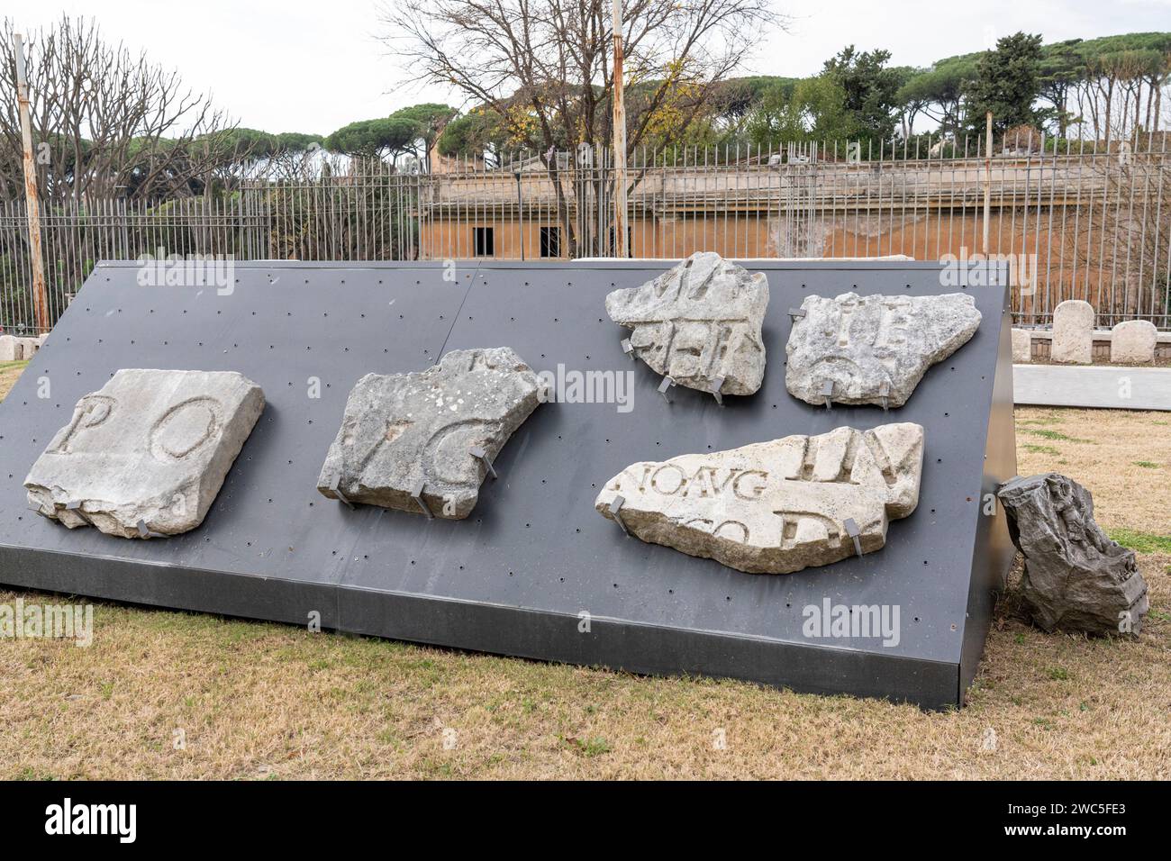 11. Januar 2024, Rom, Italien: Während der Eröffnung des Archäologischen Parks von Celio und des â€˜Forma Urbis Museum' (Credit Image: © Stefano Costantino/SOPA images via ZUMA Press Wire) werden Marmorblöcke aus dem antiken Rom geschnitzt. Nicht für kommerzielle ZWECKE! Stockfoto