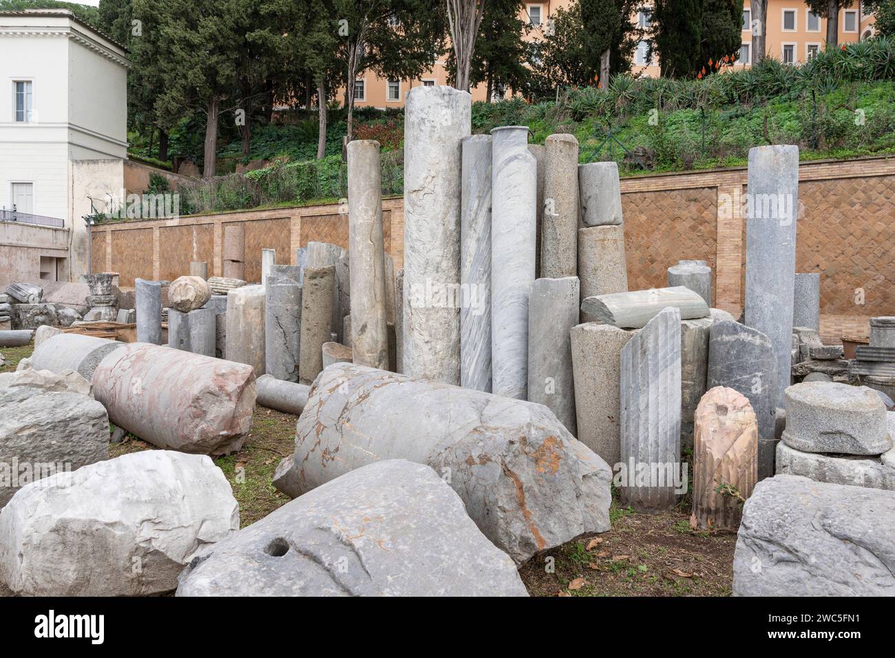 11. Januar 2024, Rom, Italien: Während der Eröffnung des Archäologischen Parks von Celio und des â€˜Forma Urbis Museum' (Credit Image: © Stefano Costantino/SOPA images via ZUMA Press Wire) werden Marmorblöcke aus dem antiken Rom geschnitzt. Nicht für kommerzielle ZWECKE! Stockfoto