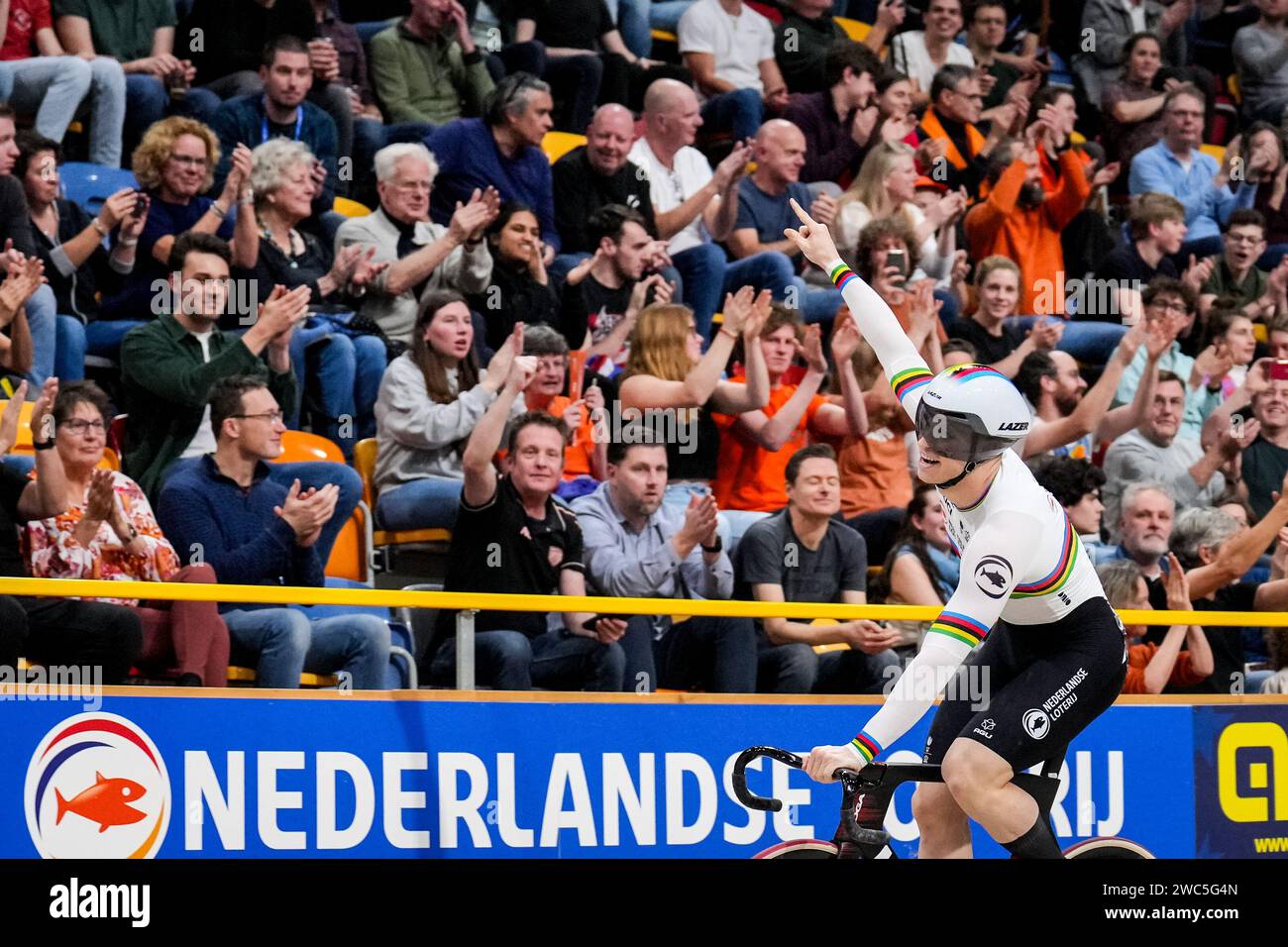 APELDOORN, NIEDERLANDE - 13. JANUAR: Harrie Lavreysen aus den Niederlanden feiert nach der Teilnahme am 4. Tag der UEC Track Elite Europameisterschaft 2024 in Omnisport am 13. Januar 2024 in Apeldoorn, Niederlande. (Foto: Agentur Rene Nijhuis/BSR) Stockfoto