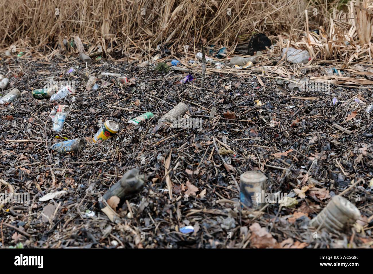 London, UK. 13. Januar 2024. Mehr als 70 Freiwillige aus der lokalen Gemeinde unternahmen heldenhafte Anstrengungen, um die enorme Menge an Müll-Verschmutzung zu bekämpfen, die sich zeigte, als das Reservoir für Canal & Rivers Trust entleert wurde, um wichtige Instandhaltungsarbeiten am Brent Reservoir (Welsh Harp) Site of Special Scientific Interest (SSSI) durchzuführen. Mindestens 200 Müllsäcke (ca. 6/7 Tonnen) Einstreu, einschließlich Getränkeflaschen und -Dosen, Süßverpackungen, Feuchttücher, Reifen, Kunststoffkegel, Stühle, Waffen und ein kleiner Kühlschrank wurden in nur vier Stunden gesammelt. Quelle: amanda Rose/Alamy Live News Stockfoto