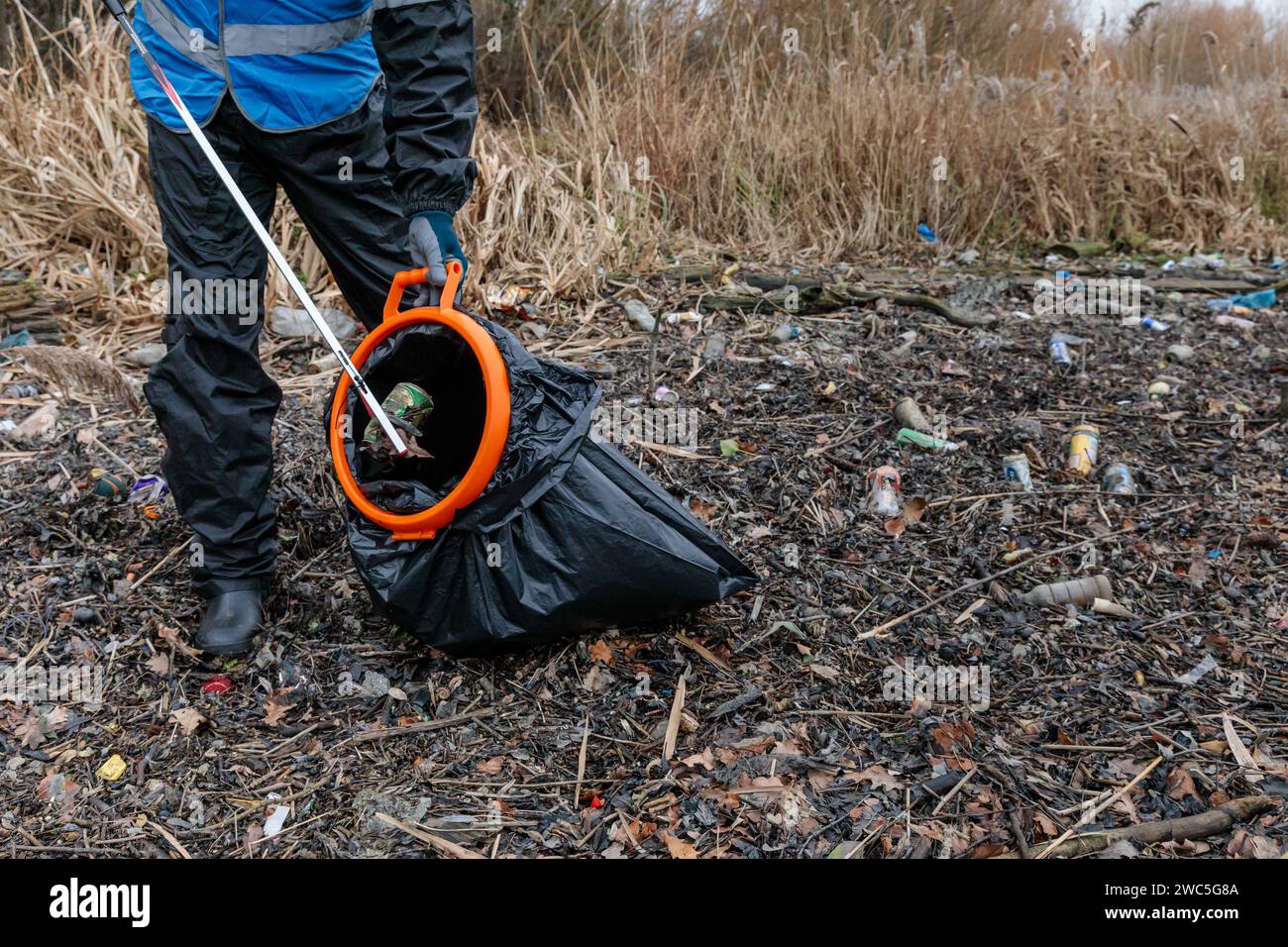 London, UK. 13. Januar 2024. Mehr als 70 Freiwillige aus der lokalen Gemeinde unternahmen heldenhafte Anstrengungen, um die enorme Menge an Müll-Verschmutzung zu bekämpfen, die sich zeigte, als das Reservoir für Canal & Rivers Trust entleert wurde, um wichtige Instandhaltungsarbeiten am Brent Reservoir (Welsh Harp) Site of Special Scientific Interest (SSSI) durchzuführen. Mindestens 200 Müllsäcke (ca. 6/7 Tonnen) Einstreu, einschließlich Getränkeflaschen und -Dosen, Süßverpackungen, Feuchttücher, Reifen, Kunststoffkegel, Stühle, Waffen und ein kleiner Kühlschrank wurden in nur vier Stunden gesammelt. Quelle: amanda Rose/Alamy Live News Stockfoto