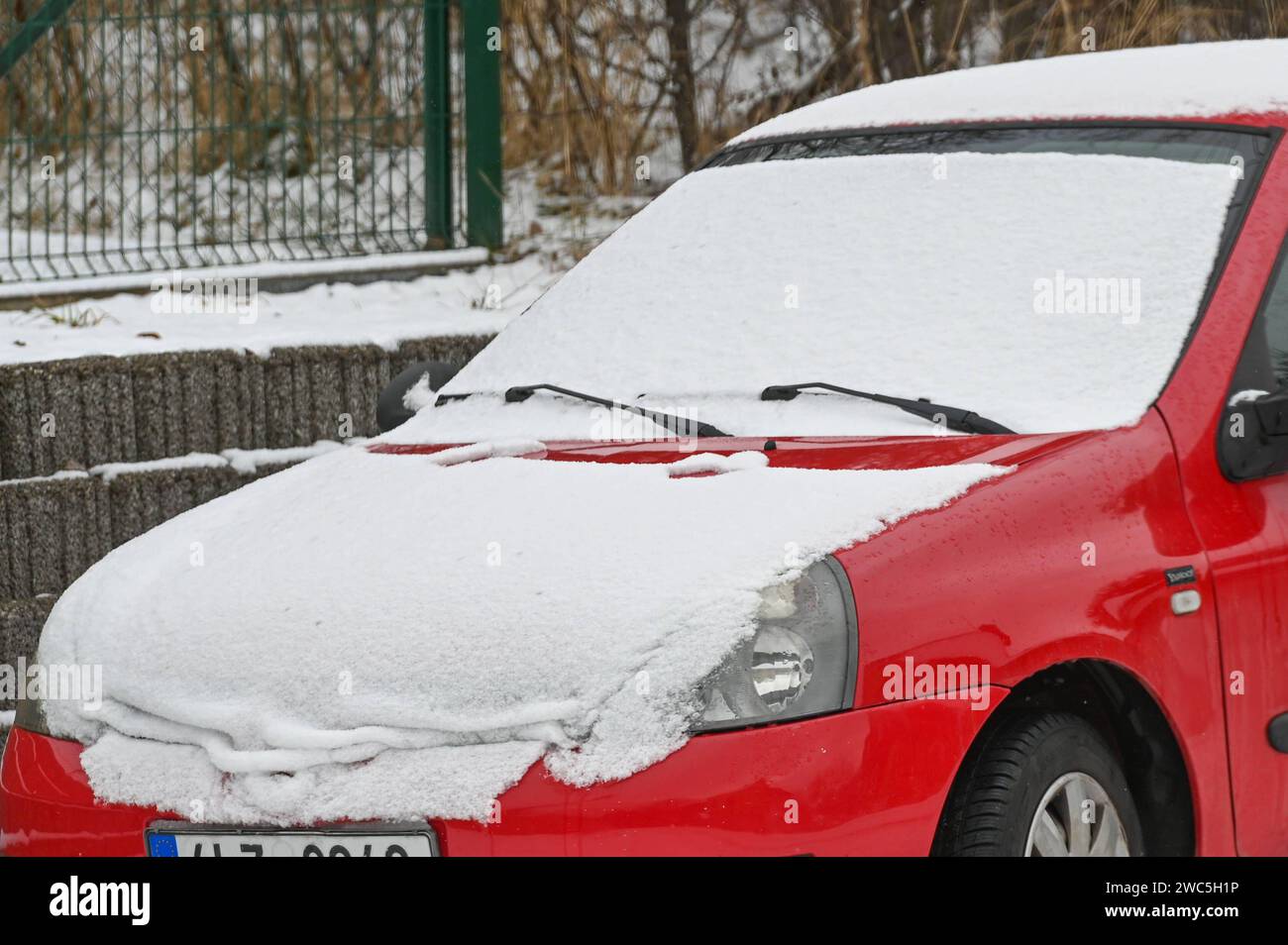 Hradek nad Nisou - Schneefall sorgt für schöne Landschaft im Lausitzer Gebirge 14.01.2024 Hradek nad Nisou OT Dolni Sedlo Lausitzer Gebirge im Foto: Ein mit Schnee bedecktes Auto steht am Straßenrand. Schneefall im Lausitzer Gebirge in Tschechien sorgt für schöne Natur und vereiste Straßen. Hradek nad Nisou Dolni Sedlo Kraj Liberec Tschechien *** Hradek nad Nisou Schneefall sorgt für eine schöne Landschaft in der Lausitzer Berge 14 01 2024 Hradek nad Nisou OT Dolni Sedlo Lausitzer Berge auf dem Foto steht Ein Auto mit Schnee bedeckt auf der Seite der Straße Schneefall in der Lausitzer Berge im C Stockfoto