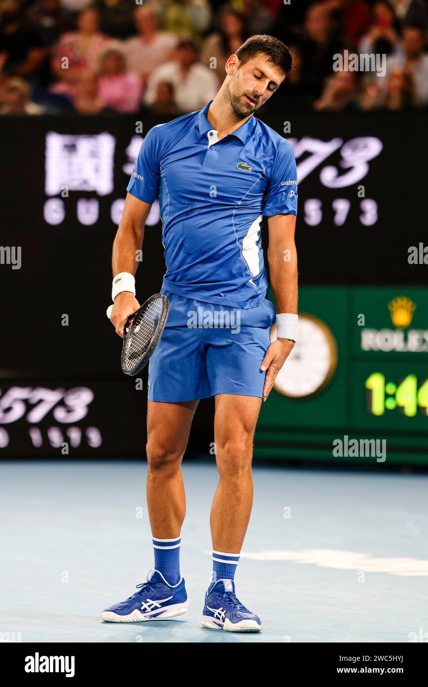 Melbourne, Australien. Januar 2024. Tennis: Grand Slam - Australian Open, Männer Singles, 1. Runde. Djokovic (Serbien) - Prizmic (Kroatien). Novak Djokovic reagiert enttäuscht. Frank Molter/dpa/Alamy Live News Stockfoto