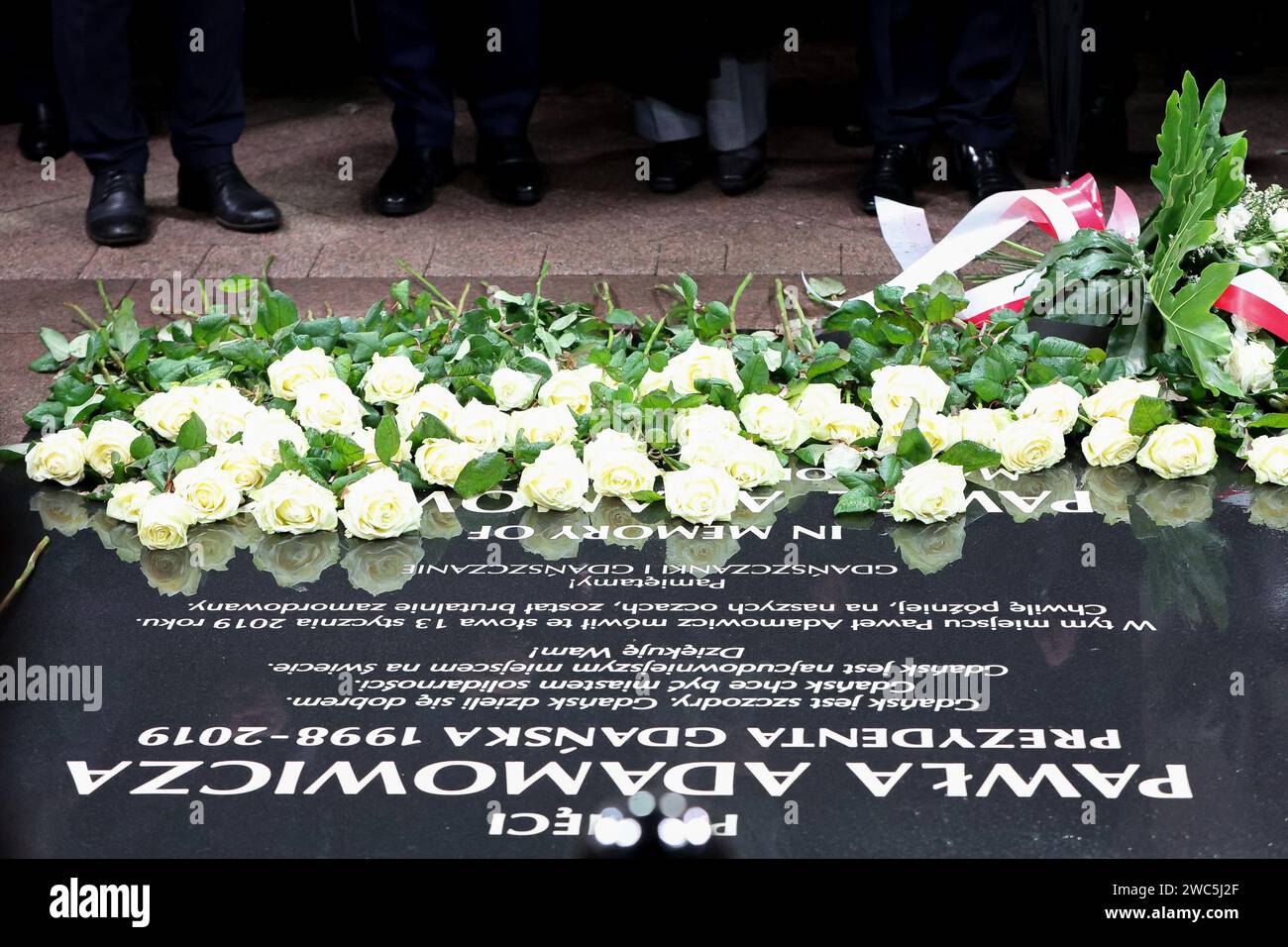 Weiße Rosen auf der Gedenktafel zum Gedenken an den ermordeten Pawel Adamowicz während des 5. Jahrestages seiner Ermordung in Danzig. Die Hauptereignis zum 5. Jahrestag des tragischen Todes des Bürgermeisters von GDA?SK fand statt. Tausende von Menschen nahmen Teil, darunter zahlreiche Politiker und lokale Regierungsbeamte. Premierminister Tusk sagte: "Pawe?, ich verspreche Ihnen, und ich glaube, ich kann im Namen von uns allen sprechen, dass wir nicht ruhen werden, bis wir sicher sind, dass Polen, dass die polnische Nation frei von Verachtung und Hass ist, frei von Falschheit - das wird nie wieder ein hartes W sein Stockfoto