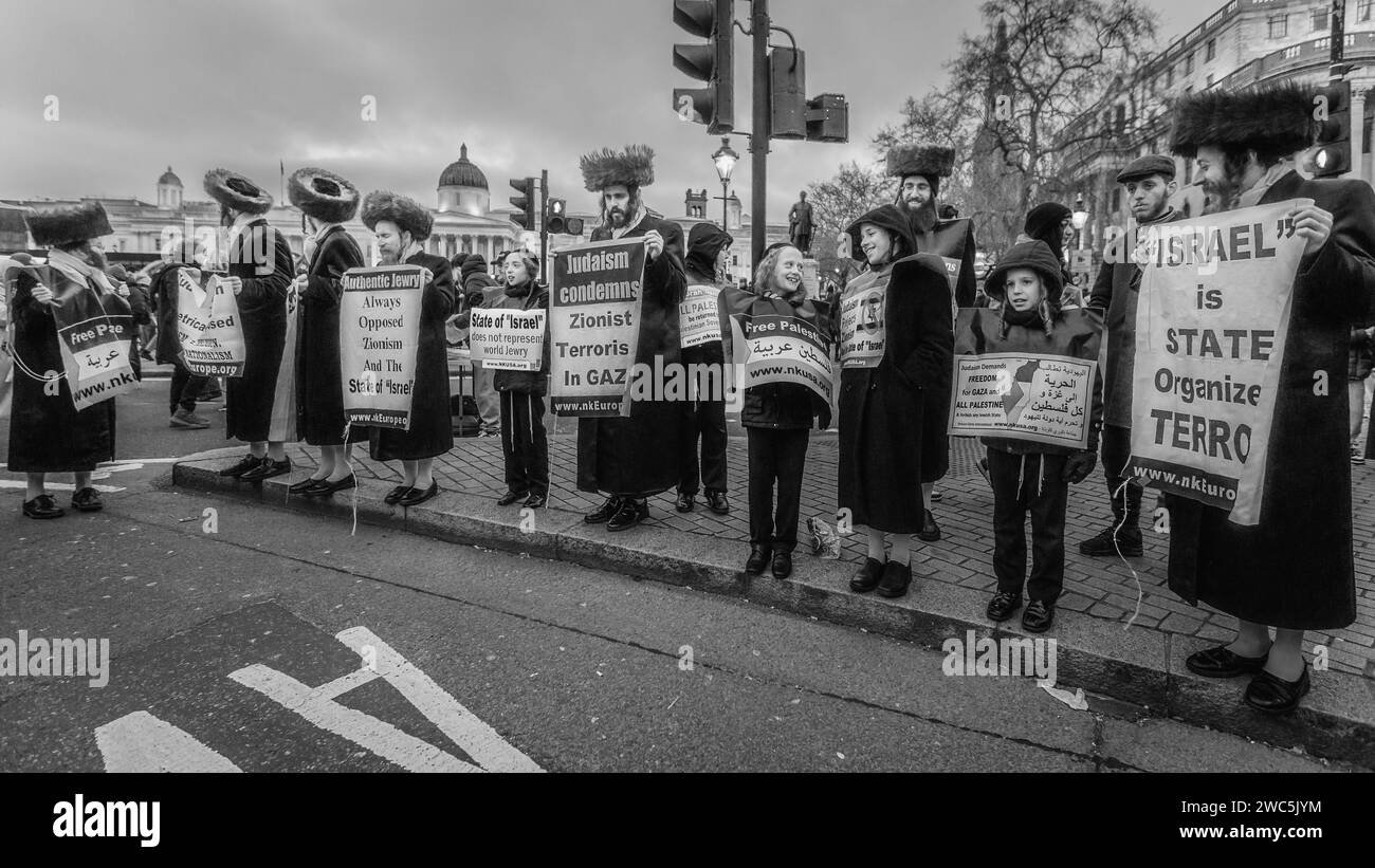 Mitglieder und Unterstützer von Neturei Karta protestieren bei der propalästinensischen Kundgebung in London. Stockfoto