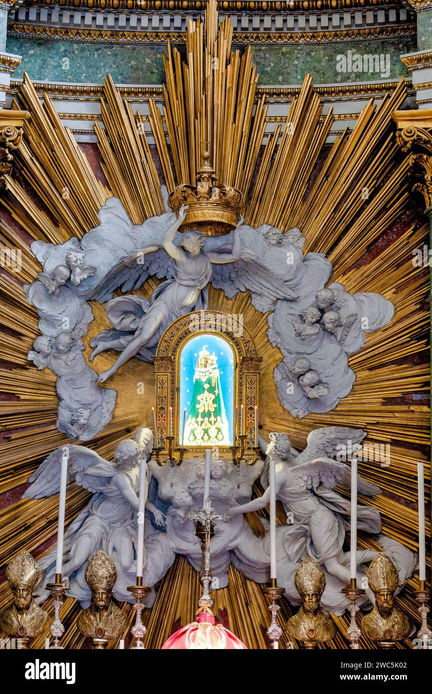 Hauptaltar der Kirche San Salvatore in Lauro, Rom, Italien Stockfoto