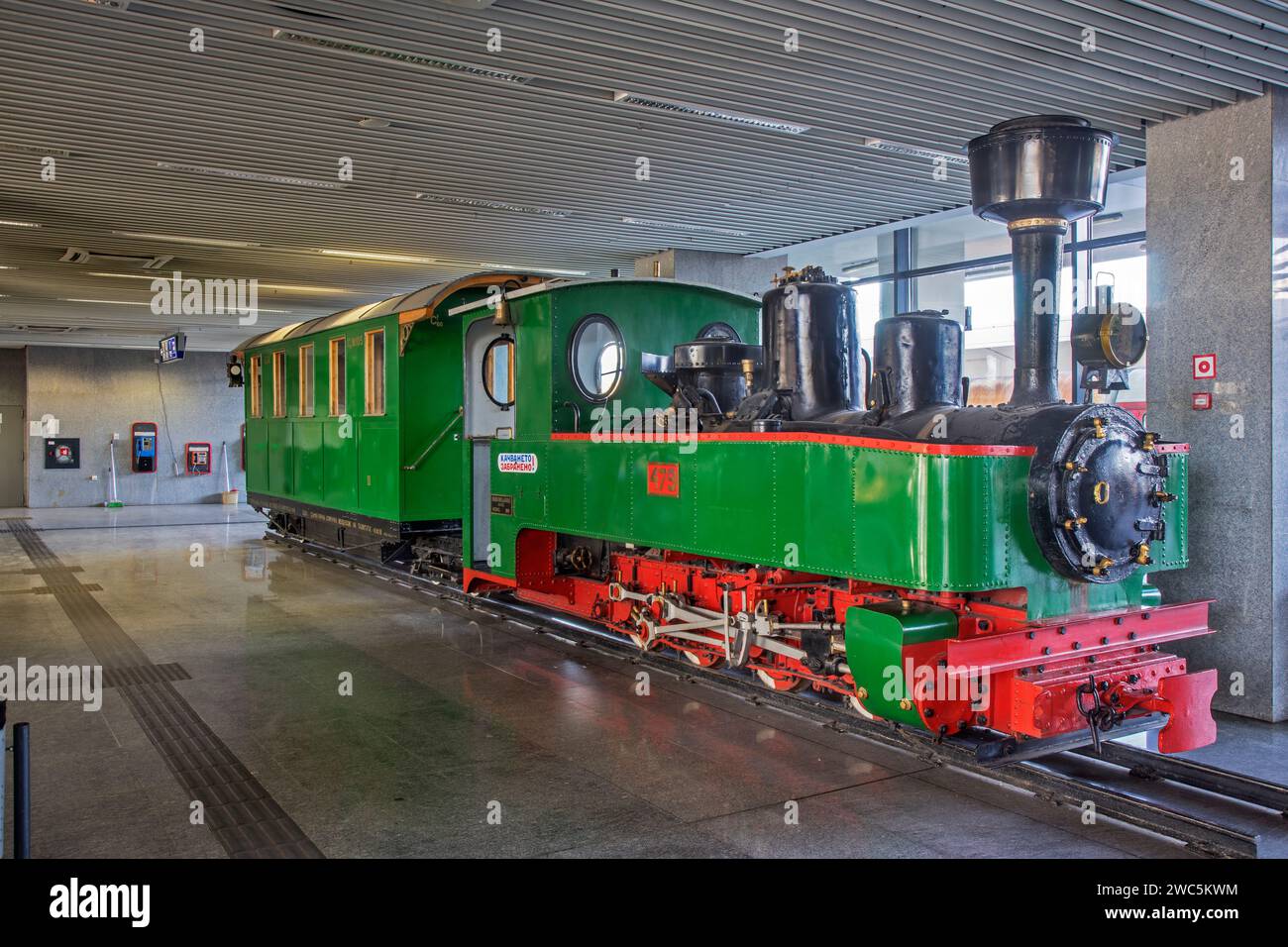 Alte Lokomotive im Hauptbahnhof in Sofia. Bulgarien Stockfoto
