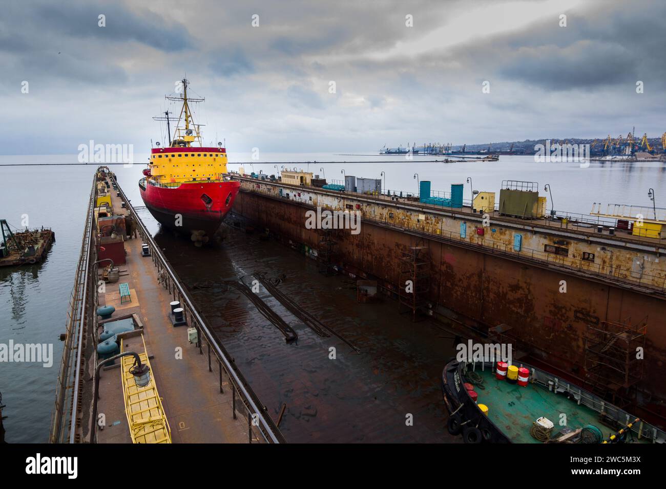 Das Eisbrecherschiff betritt das schwimmende Dock für Reparaturen und die Wartung der maritimen Industrie in der Werft. Schiffstransport, Werfttätigkeit, Industrie Stockfoto