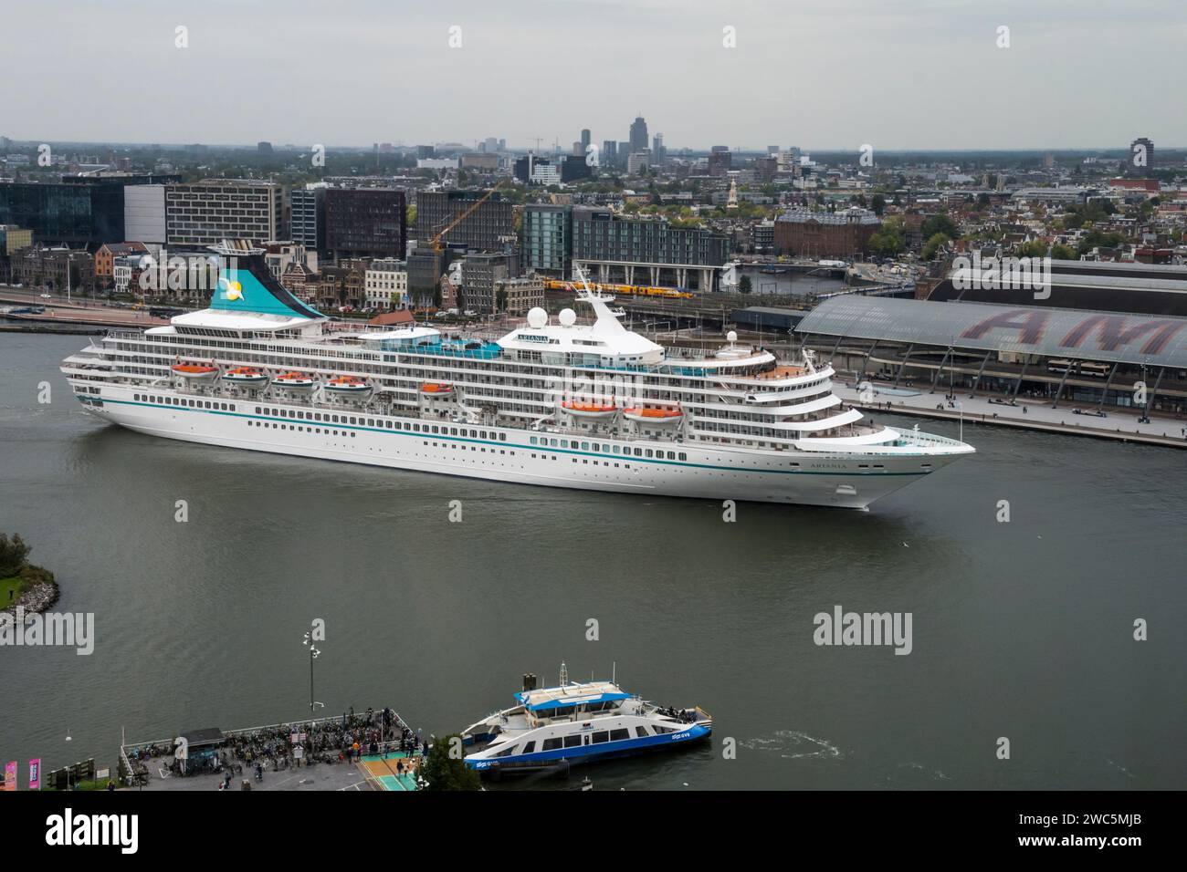 Das MV Artania Kreuzfahrtschiff verlässt Amsterdam. Sie wurde in Helsinki erbaut und 1984 ins Leben gerufen und erhielt zuvor den Namen Royal Princess and Artemis. Stockfoto