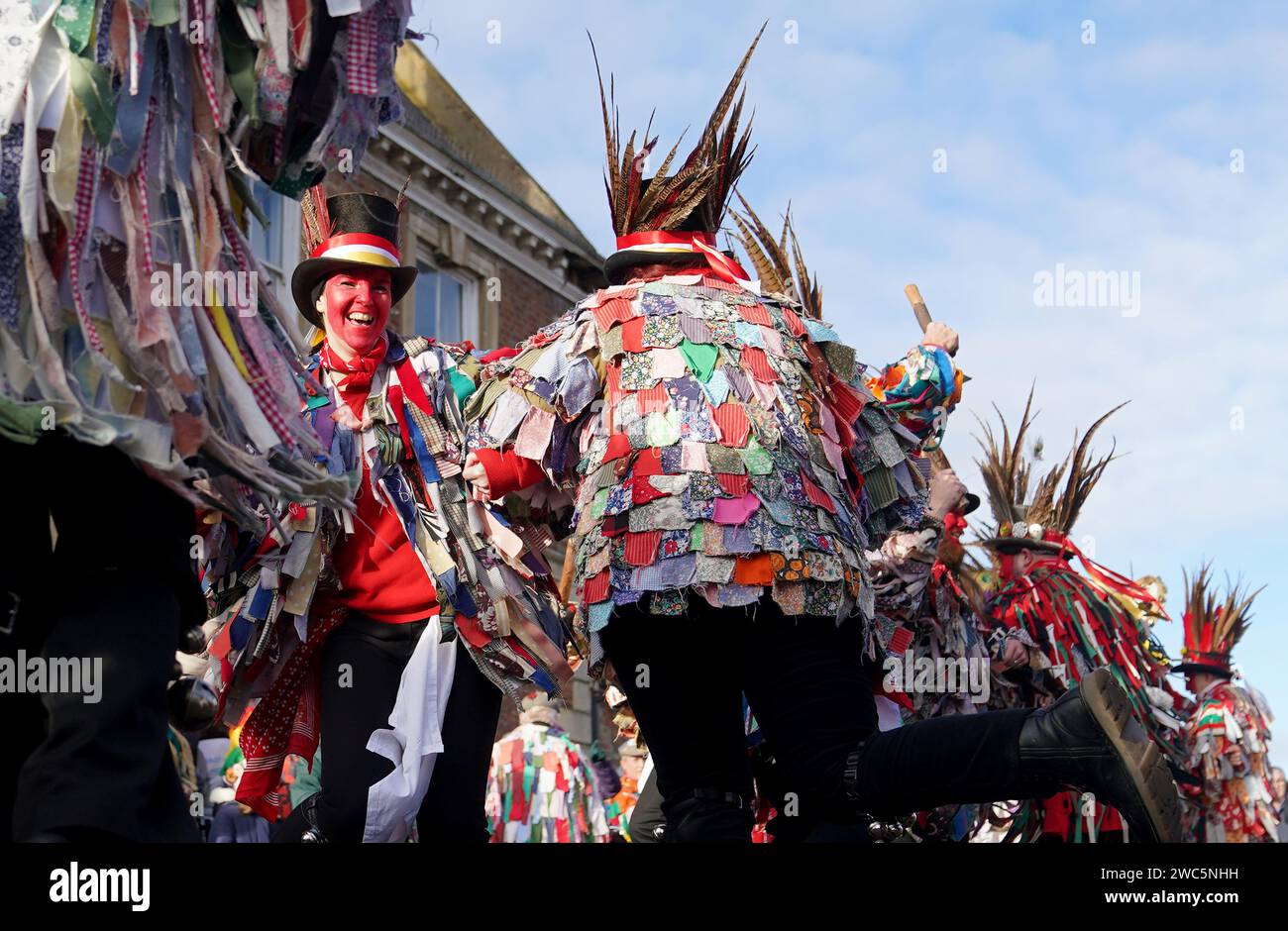 Morris-Tänzer treten auf, während der Strohbär während des Whittlesea Straw Bear Festival in Whittlesea, Cambridgeshire, durch die Straßen gleitet. Bilddatum: Samstag, 13. Januar 2024. Stockfoto