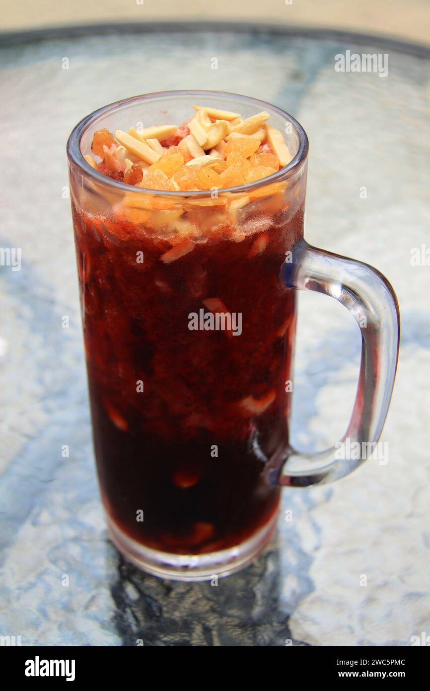 Jallab, einen erfrischenden Sommer trinken, während des Ramadan beliebt. Es ist der Traube, Johannisbrot Melasse, Termine und Rosenwasser. Es ist in Wasser mit Crush verdünnt Stockfoto