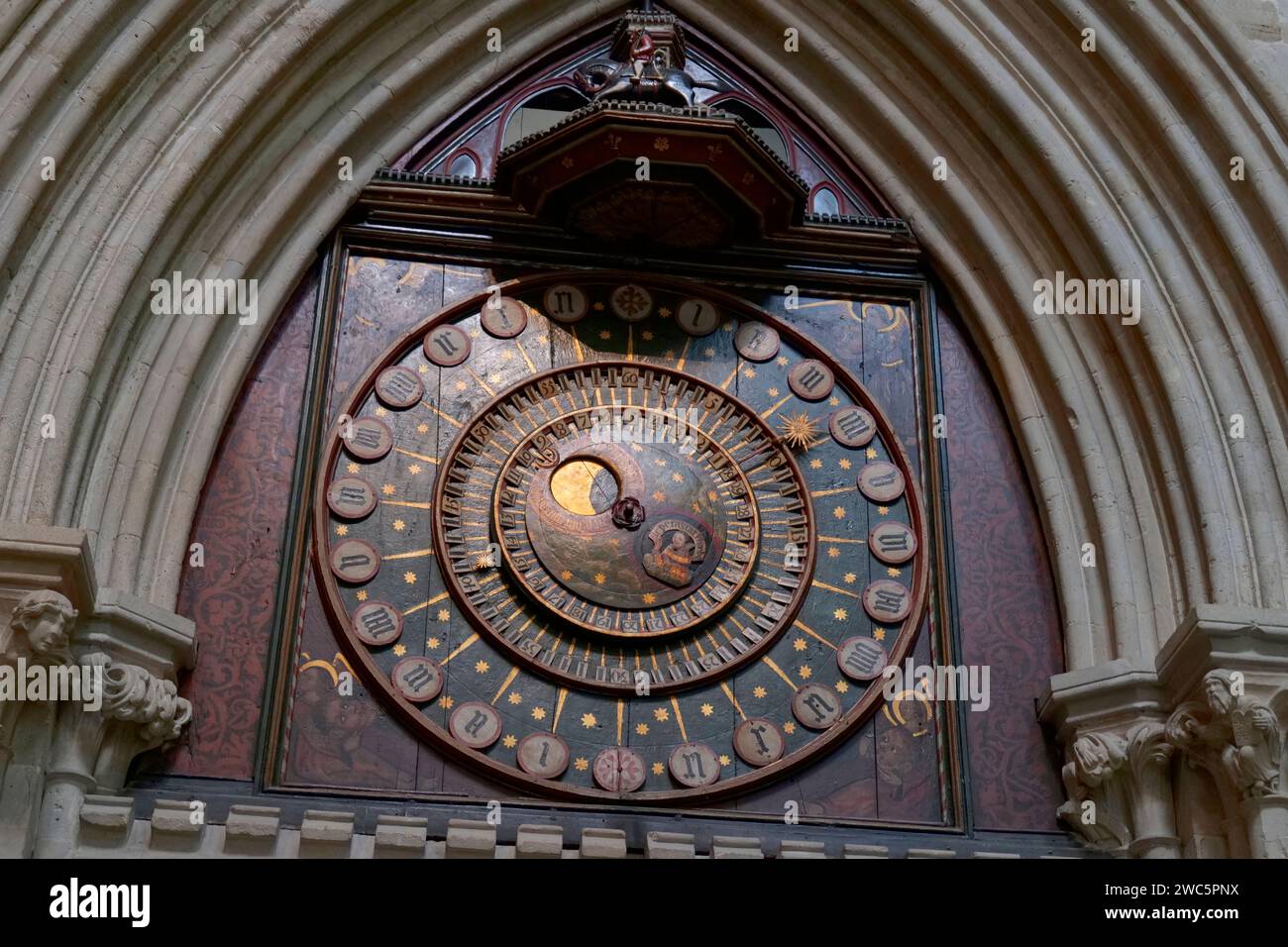 Das innere Zifferblatt der astronomischen Uhr, das bis 1325 datiert ist, stammt vermutlich von Peter Lightfoot, Wells Cathedral, Somerset, England, Großbritannien Stockfoto