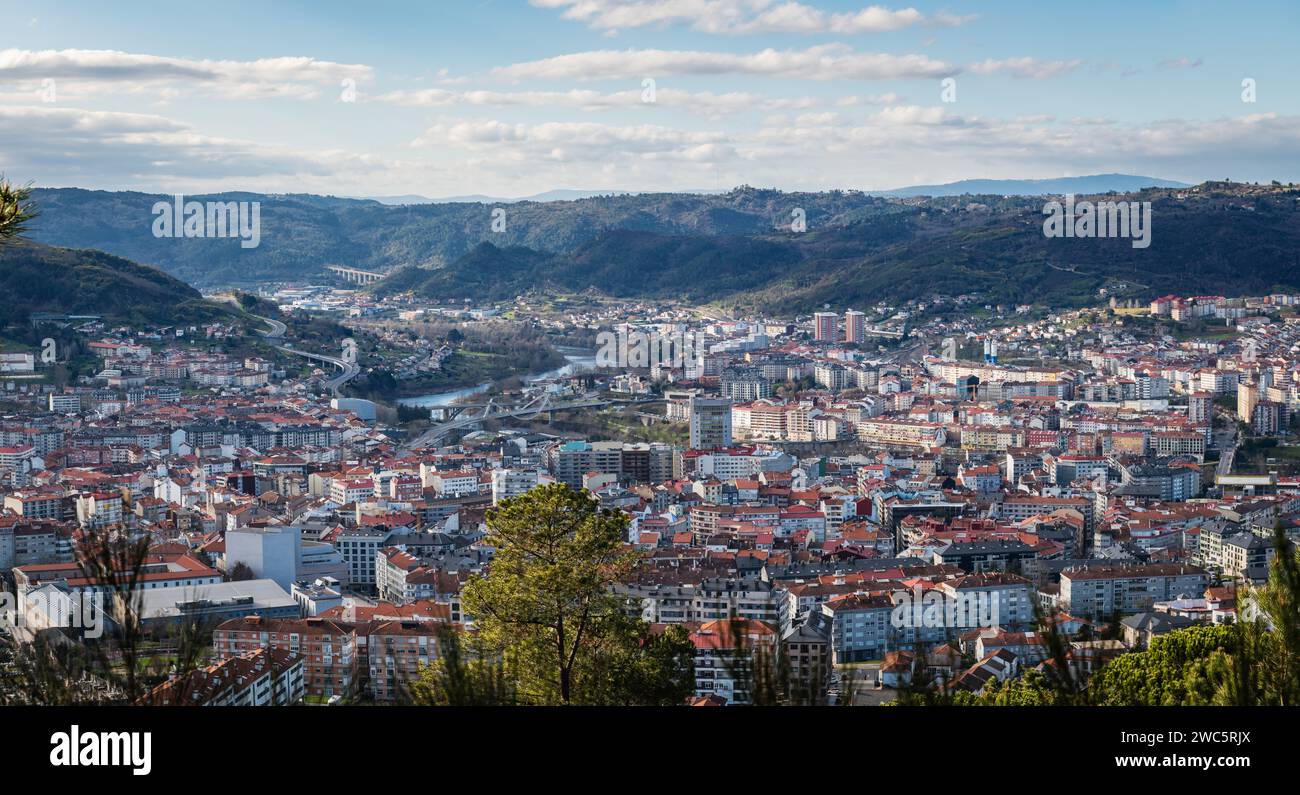 Panoramablick auf die Skyline der galizischen Stadt Ourense vom Stadtrand aus. Stockfoto