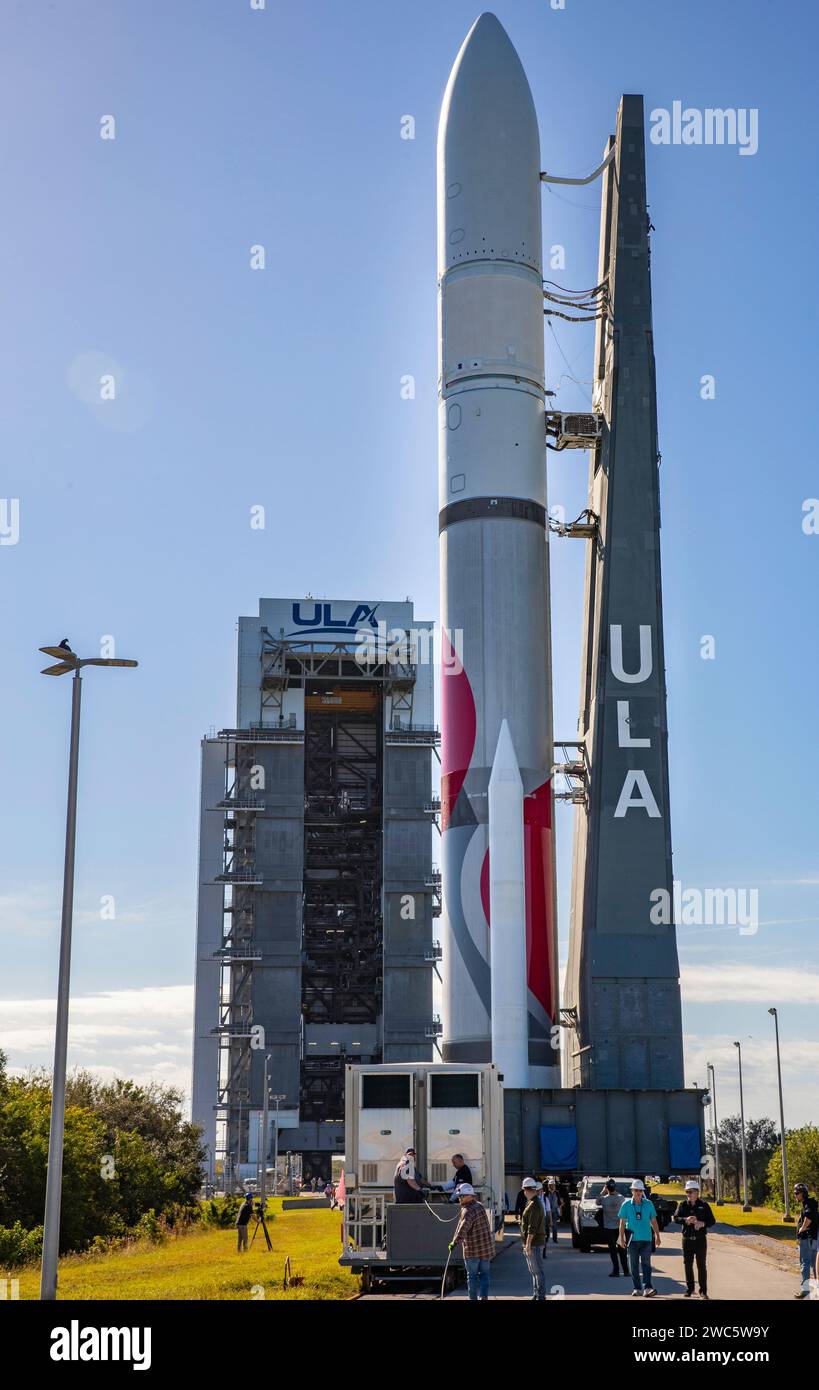 CAPE CANAVERAL, FLORIDA, USA - 05. Januar 2024 - die Vulcan-Rakete der United Launch Alliance mit dem Peregrine-Mondlander von Astrobotic wird ausgerollt Stockfoto