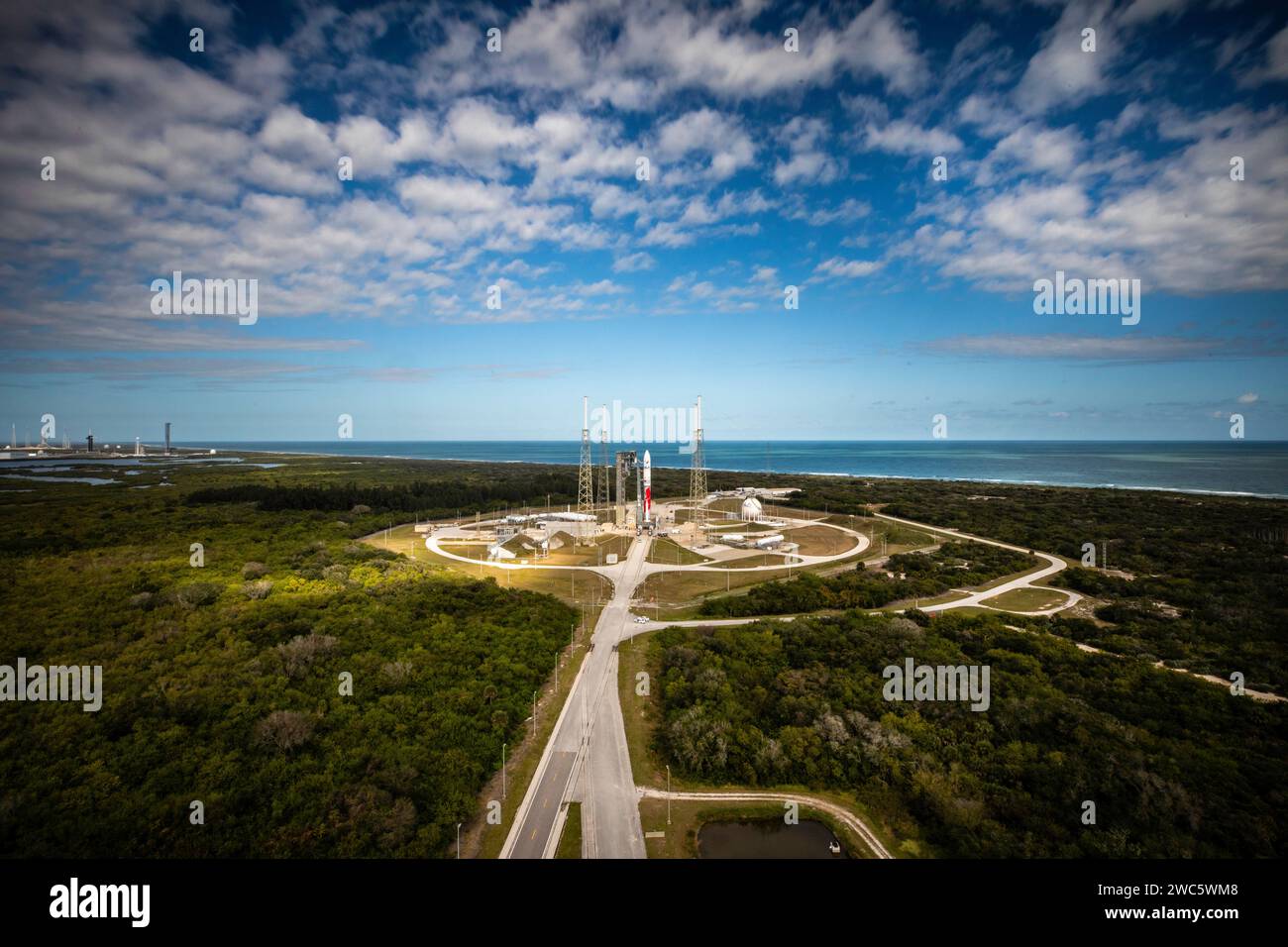 CAPE CANAVERAL, FLORIDA, USA - 05. Januar 2024 - die Vulcan-Rakete der United Launch Alliance mit dem Peregrine-Mondlander von Astrobotic wird ausgerollt Stockfoto