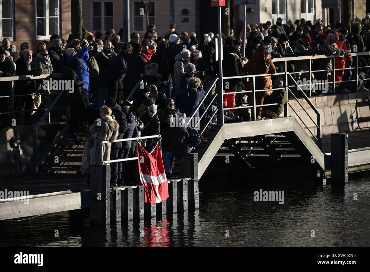 KOPENHAGEN, DÄNEMARK 20240114 Zuschauer treffen sich im Schloss Christiansborg in Kopenhagen. Am Sonntag übernimmt König Friedrich X. den Thron nach Königin Margrethe II. Der Thronwechsel wird von Premierminister Mette Fredrikssen auf dem Balkon des Schlosses Christiansborg verkündet. Foto: Johan Nilsson / TT / Code 50090 Stockfoto