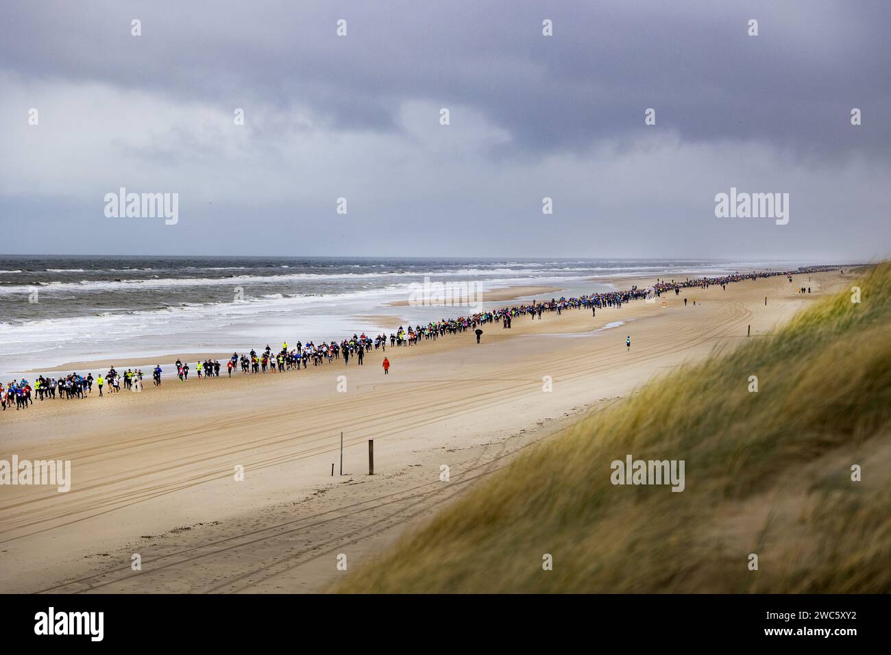 EGMOND AAN ZEE - Läufer am Strand während des NN Egmond Half Marathon. Die Route dieses Laufklassikers verläuft entlang der nordholländischen Küste und durch das North Holland Dune Reserve. ANP RAMON VAN FLYMEN Stockfoto