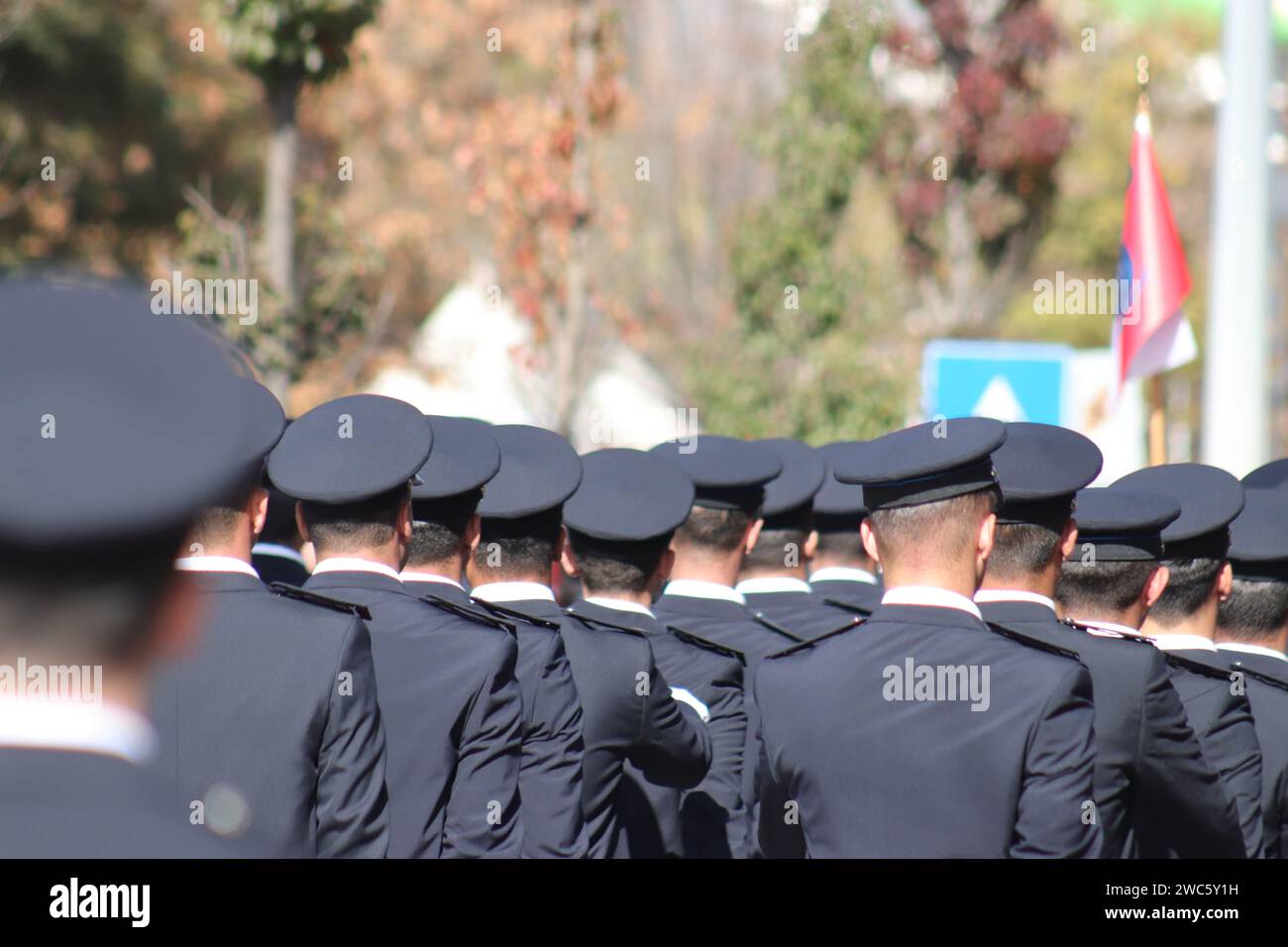 Türkische Polizeieinheiten marschieren während der Parade zum Tag der Republik in Uniform, mit der Nationalflagge im Hintergrund, die Disziplin und Patriotismus widerspiegelt.10 Stockfoto