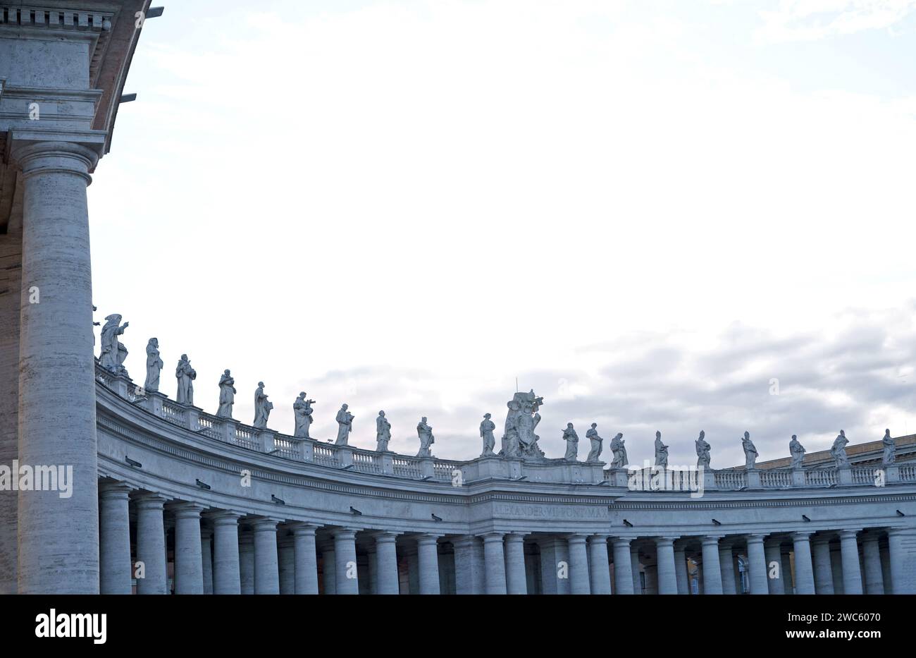 Italien. Rom. Vatikan. St. Petersplatz. Dezember 2023. Blick auf die Säulenhalle mit Statuen von Heiligen rund um St. Petersplatz Stockfoto