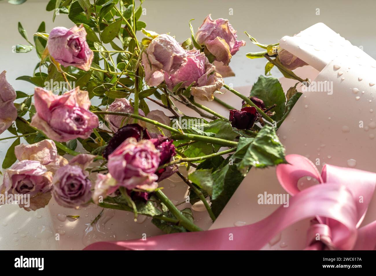 Konzeptaufnahme des Hintergrundthemas, Geschenkpapier, getrocknete Rosen, Blumen und andere Gestecke Stockfoto